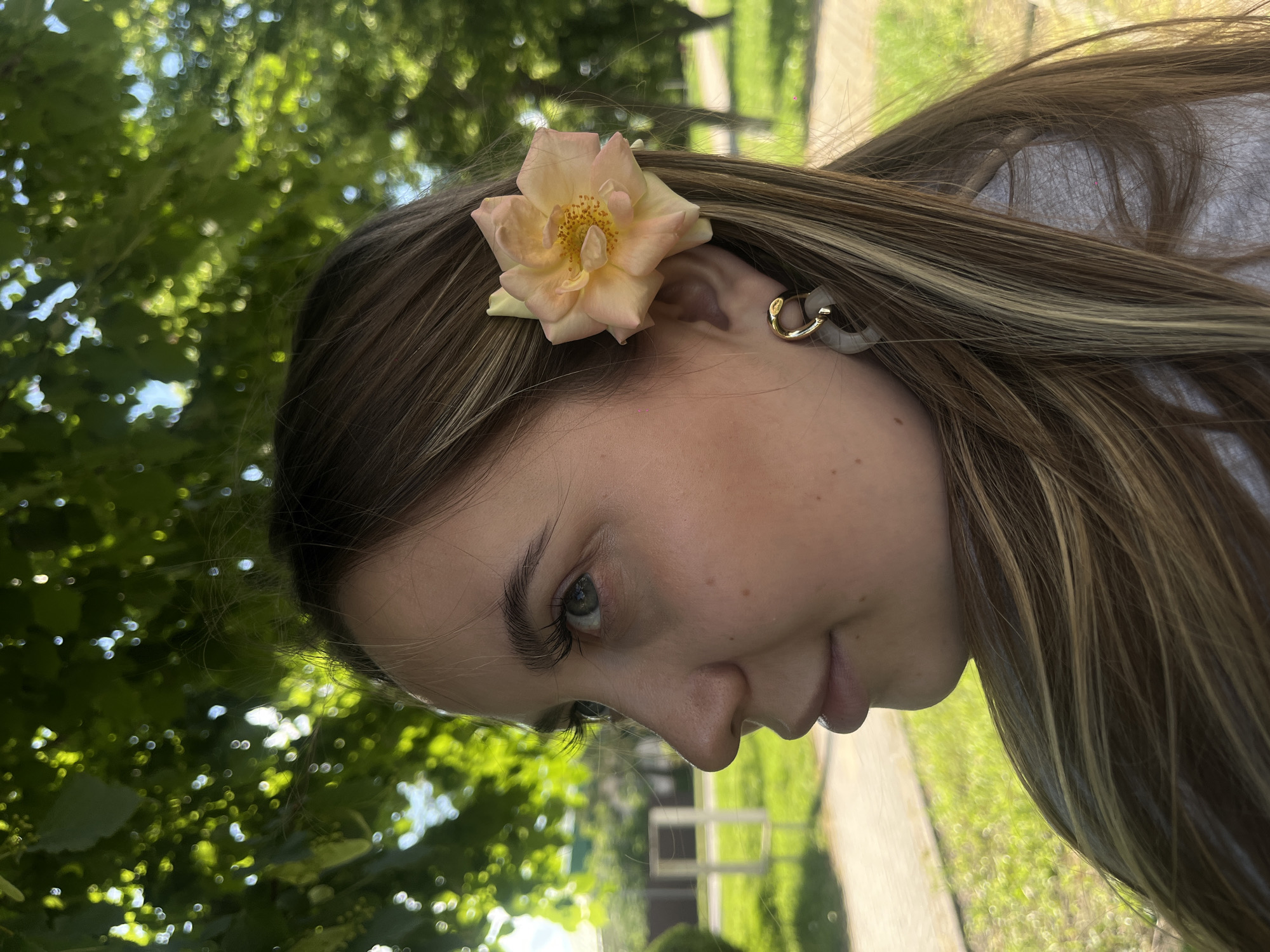 Young woman spotted twice in Novopokrovskaya during afternoon