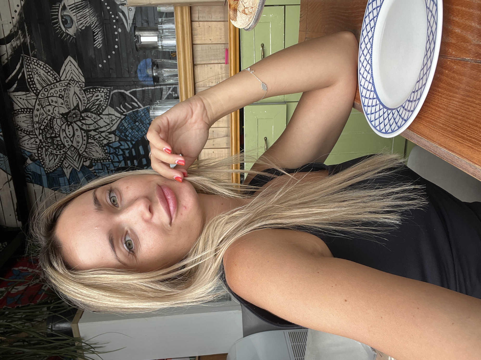 Café stop: pizza, selfie, street-level details nearby