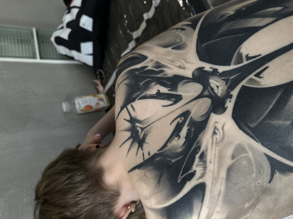 Person observed at tattoo studio in Moscow