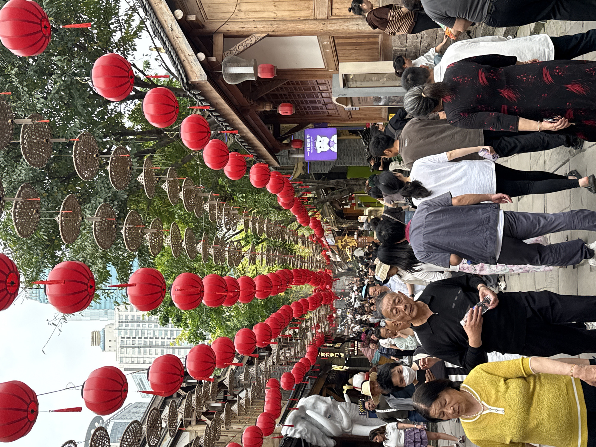Morning crowd enjoys decorated pedestrian street in Yuzhong District