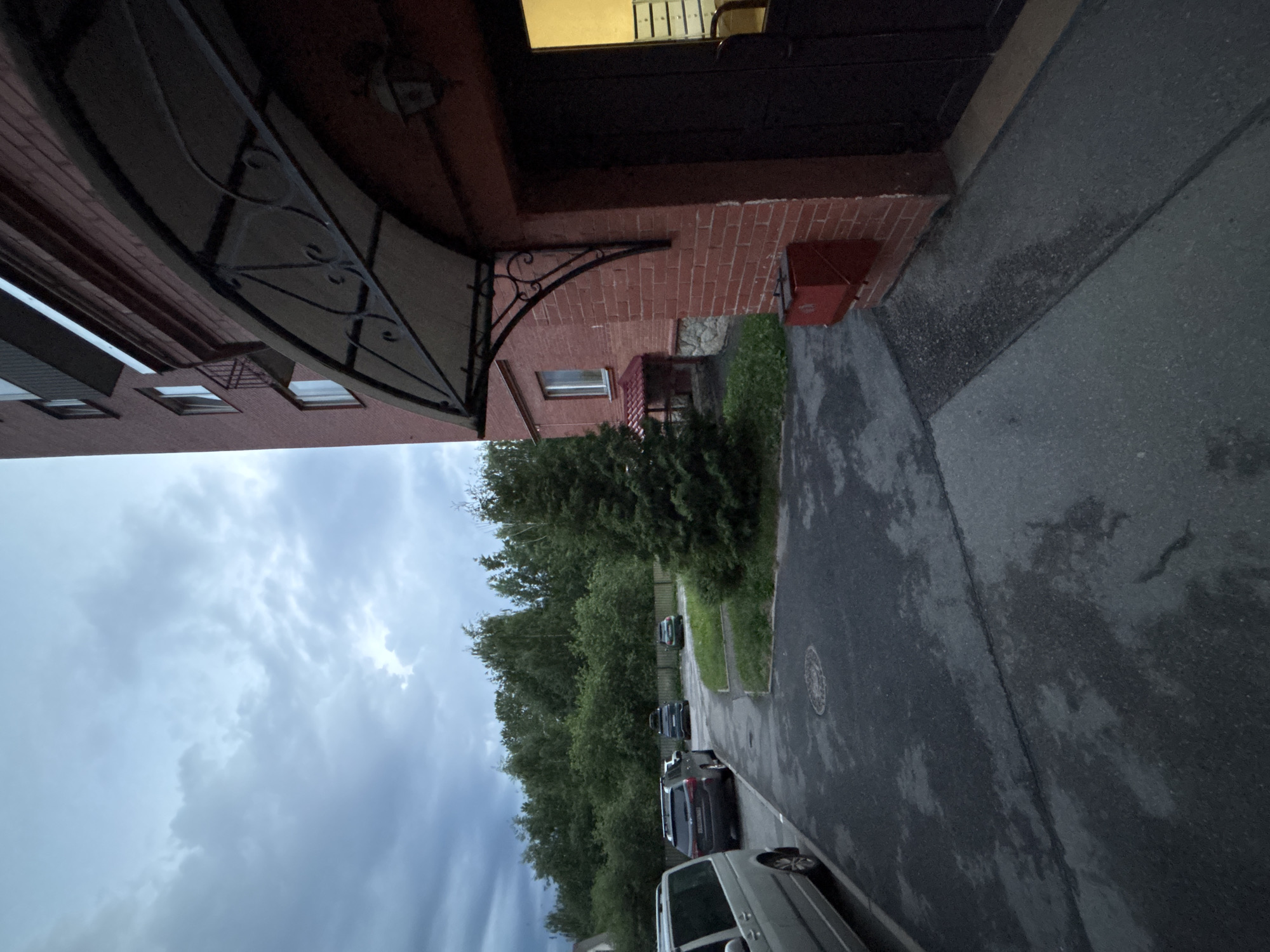 Evening stroll through Saint Petersburg captures ordinary urban moments