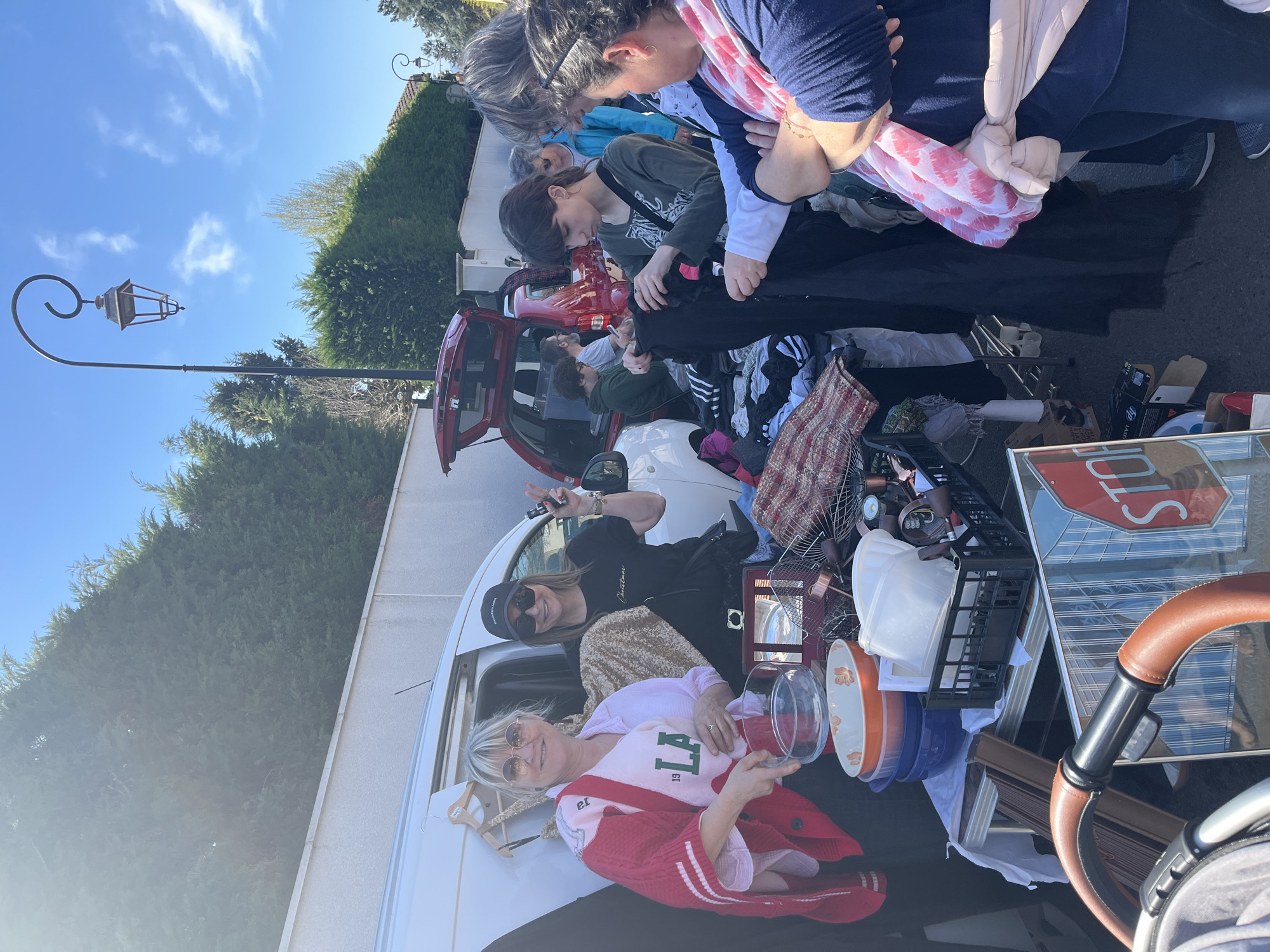Morning flea market draws shoppers in Bellegarde-en-Forez