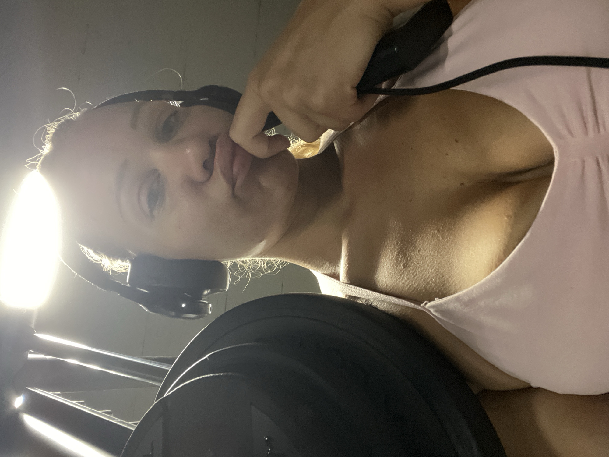 Gym selfies and barbell close-ups in Altötting