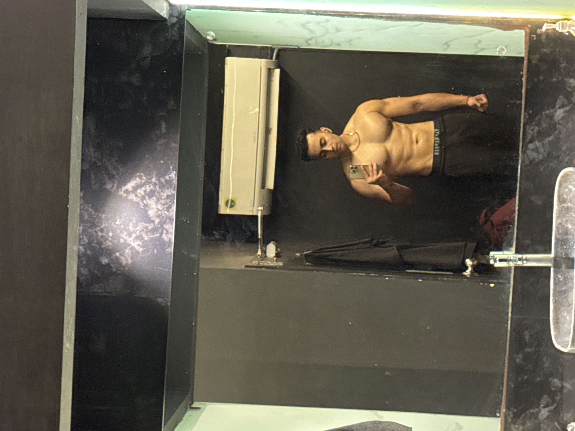 Gym session selfies and workouts at a Kolkata fitness facility.