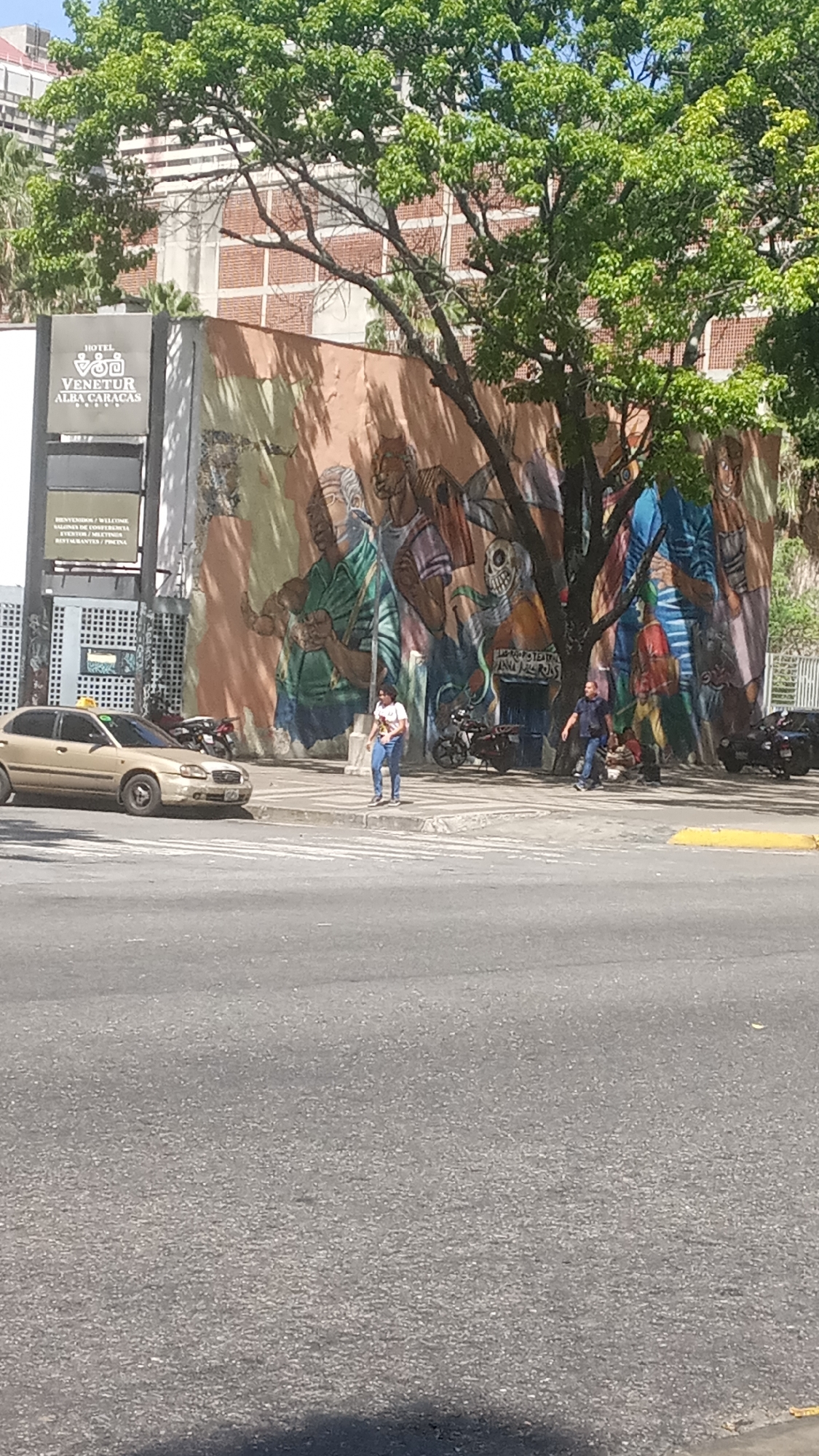 Caracas street life documented across downtown area Sunday afternoon