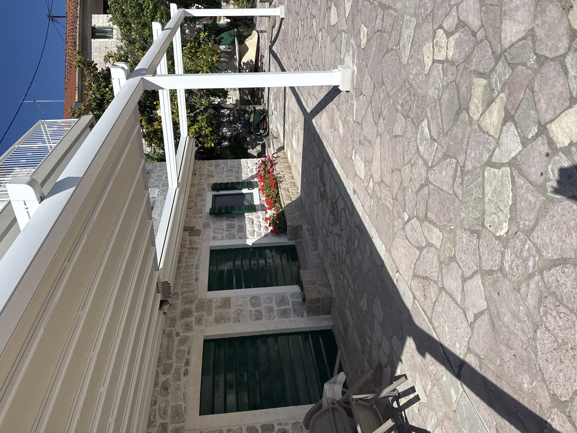 Mediterranean coastal scenes documented over 2.5 hours