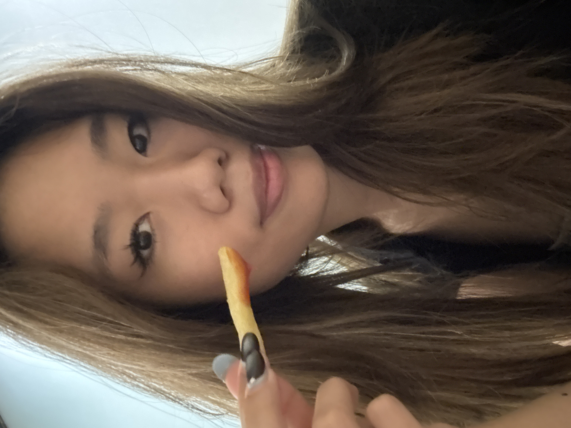 Couple Takes Bathroom Selfies, Eats Fries in Yuzhong District