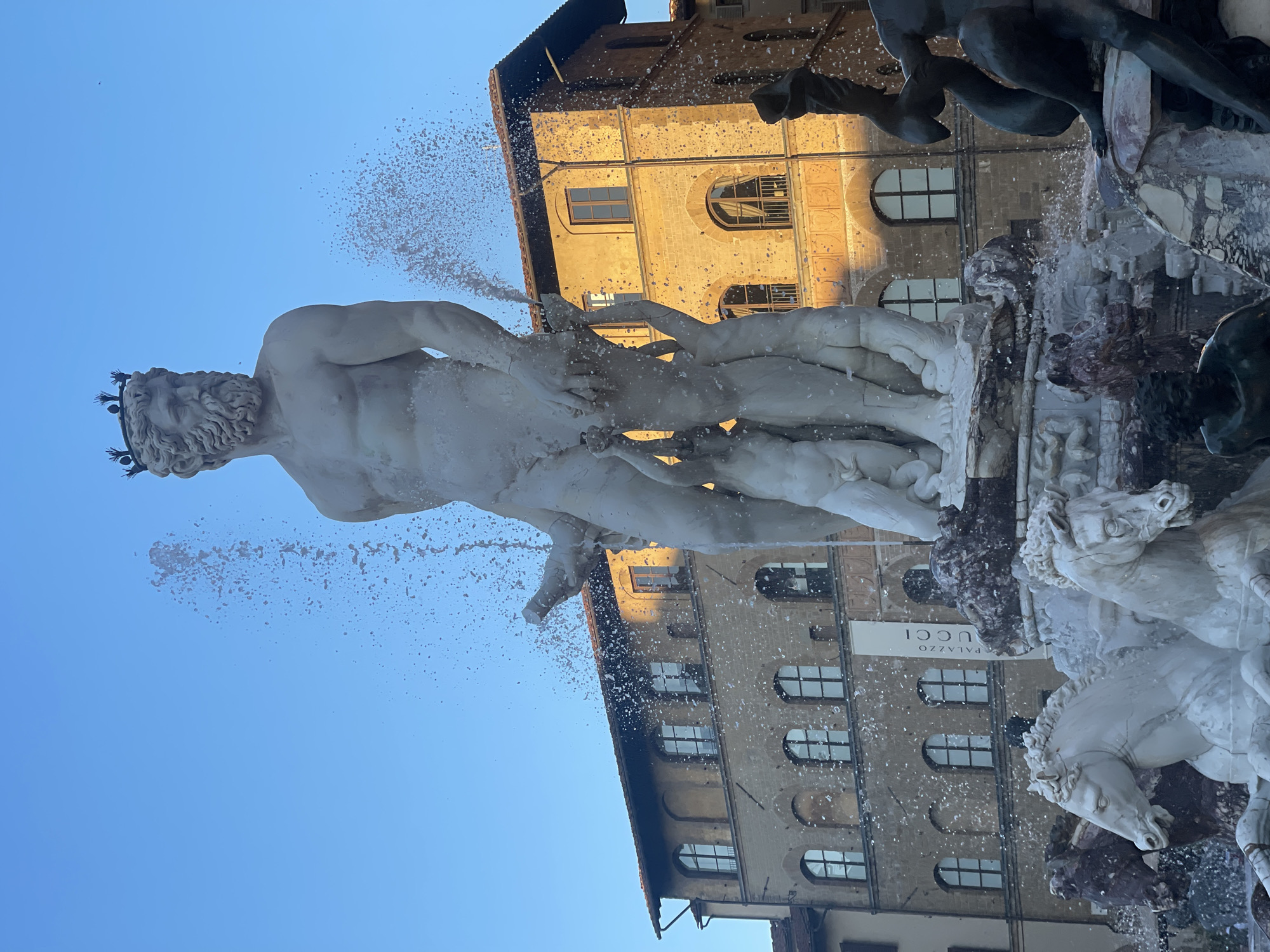 Tourist documents Florence's Piazza della Signoria monuments in seven minutes