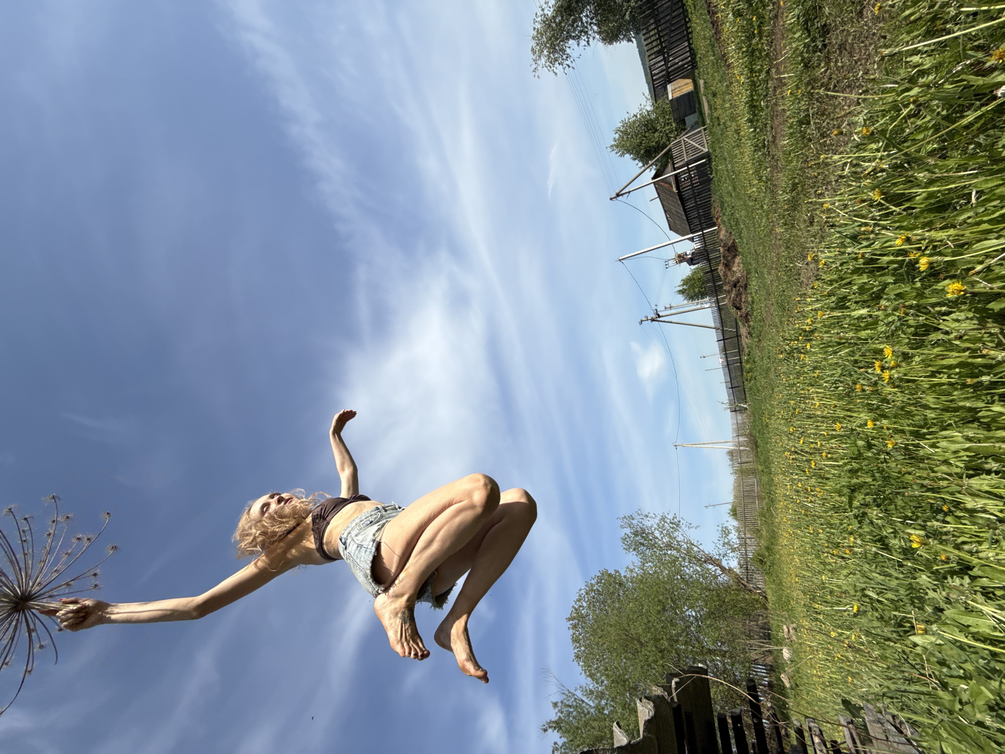 Woman spotted on rooftop edge in Rosstani, Russia