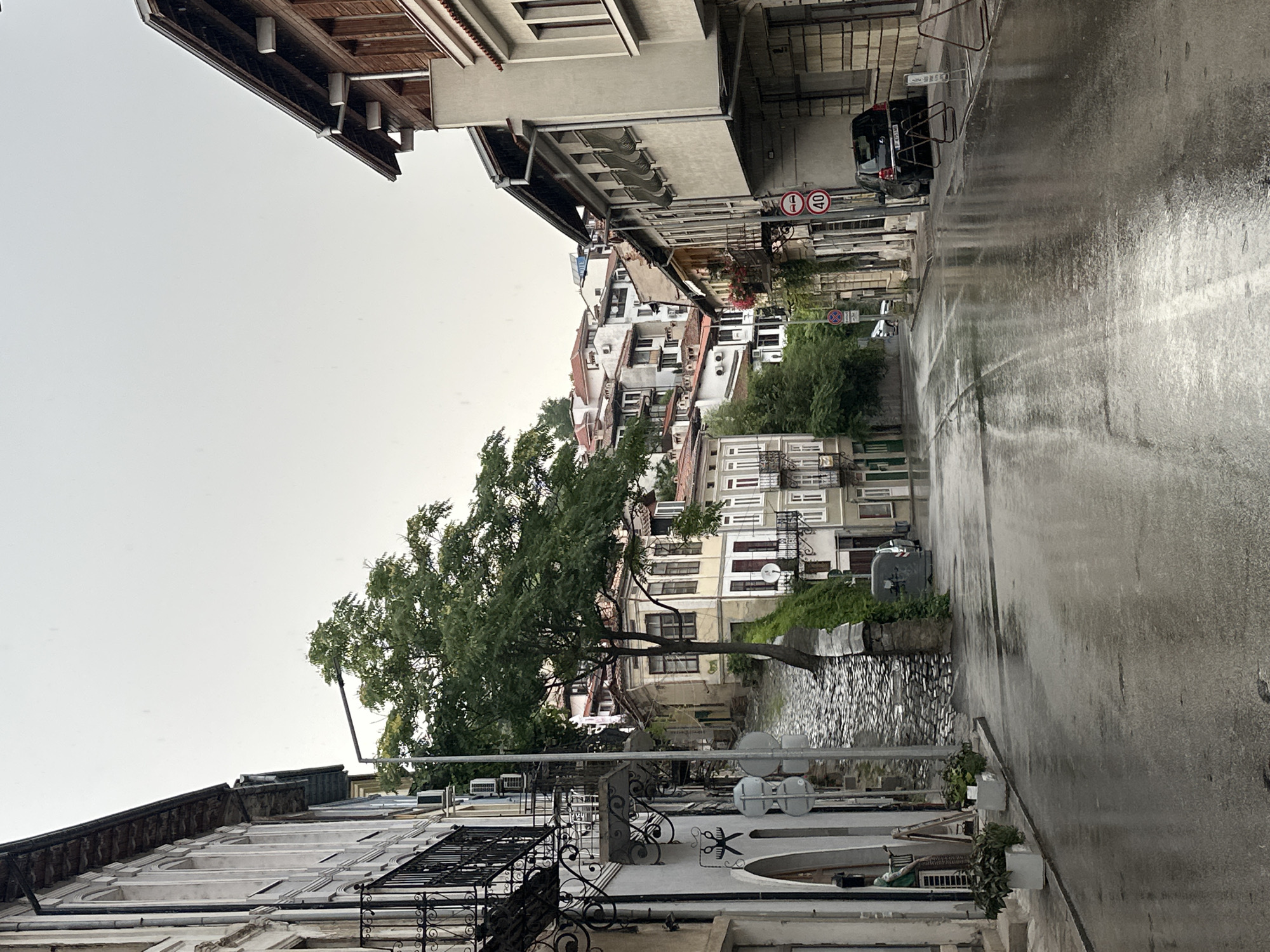 American muscle cars roll through rainy Veliko Tarnovo streets