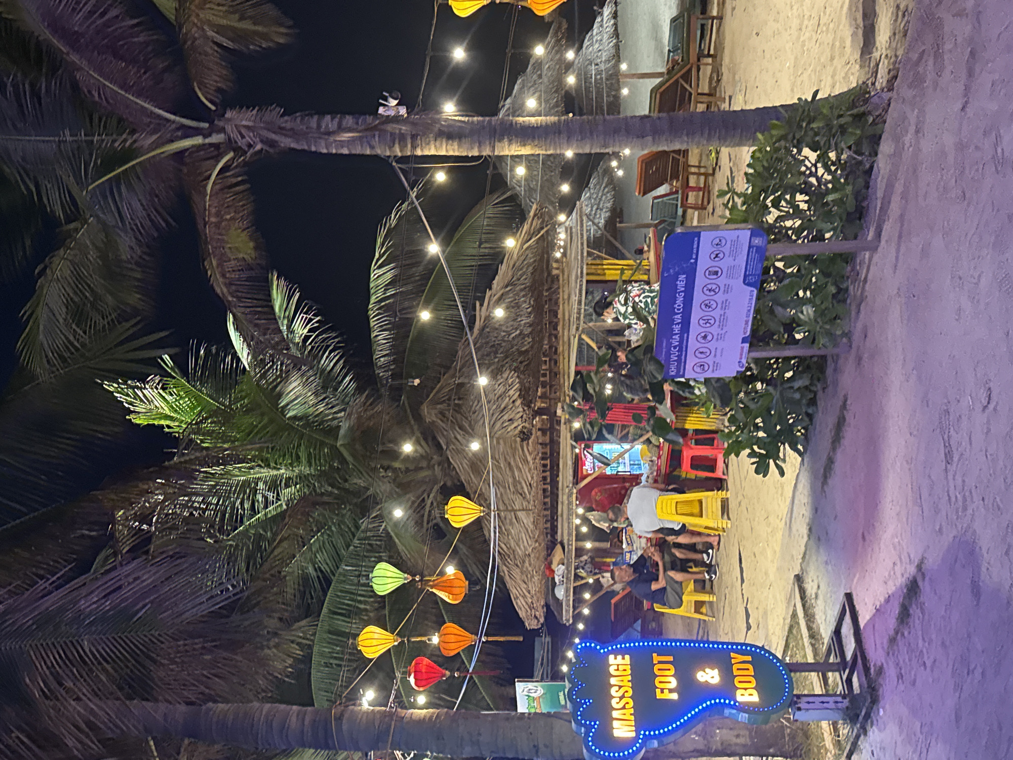 Nighttime beachfront activity documented in Đà Nẵng, Vietnam