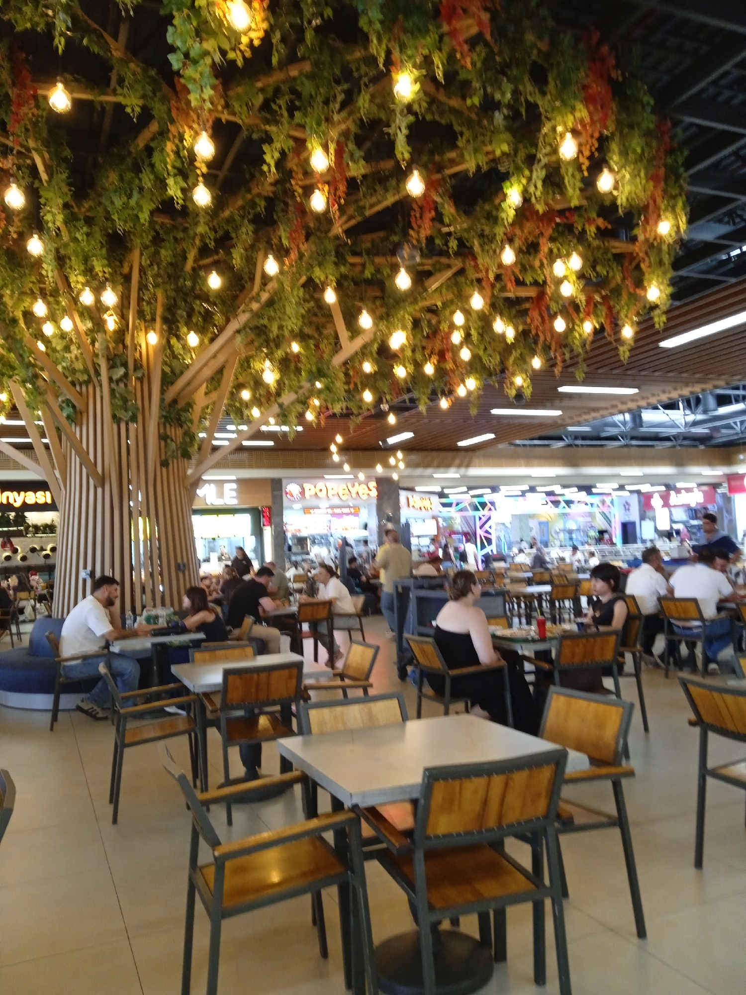 Shopping, browsing, and street scenes across Mersin's Yenişehir and Mezitli districts.
