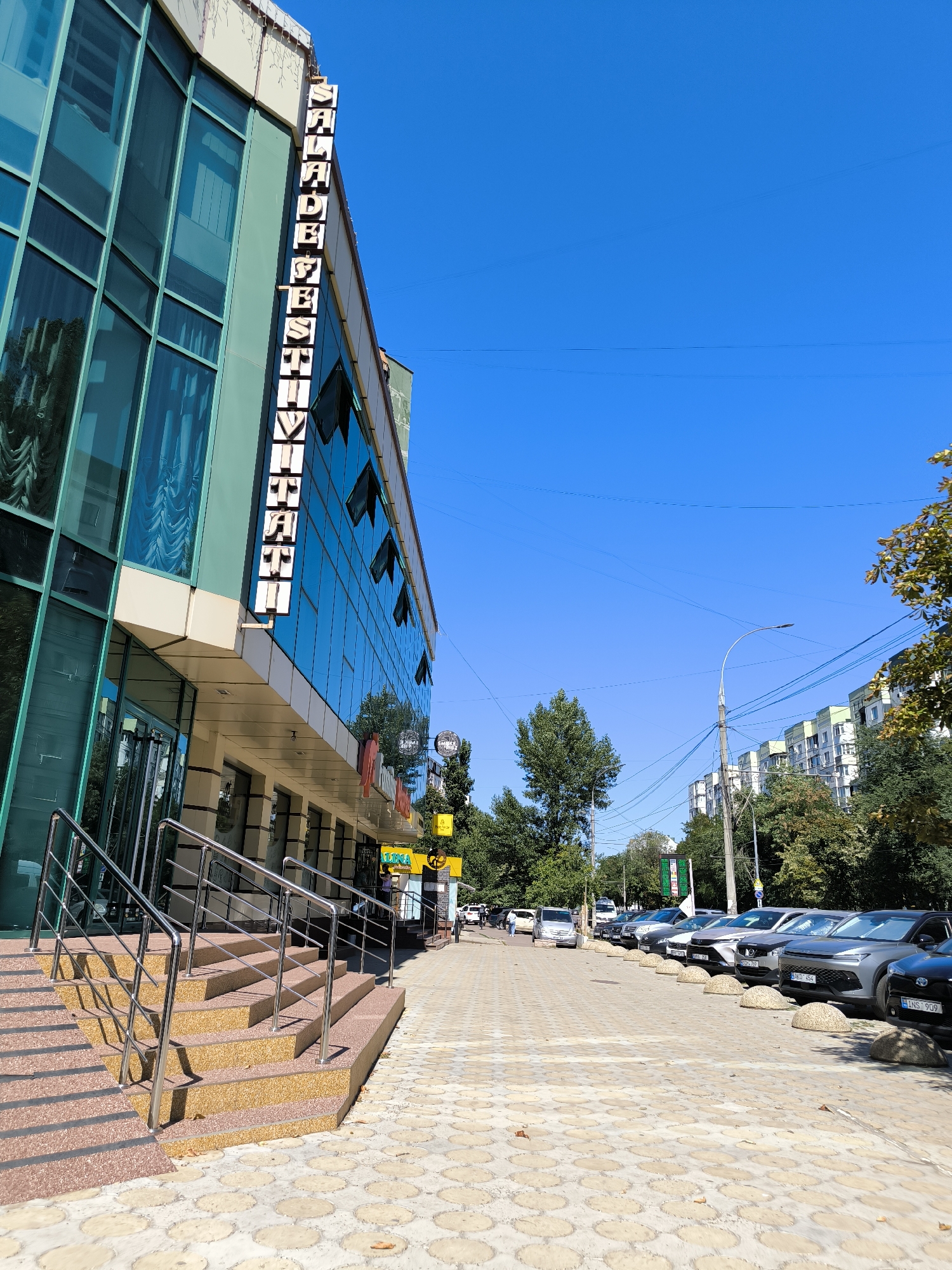 Supermarket browse and street scene in central Chișinău