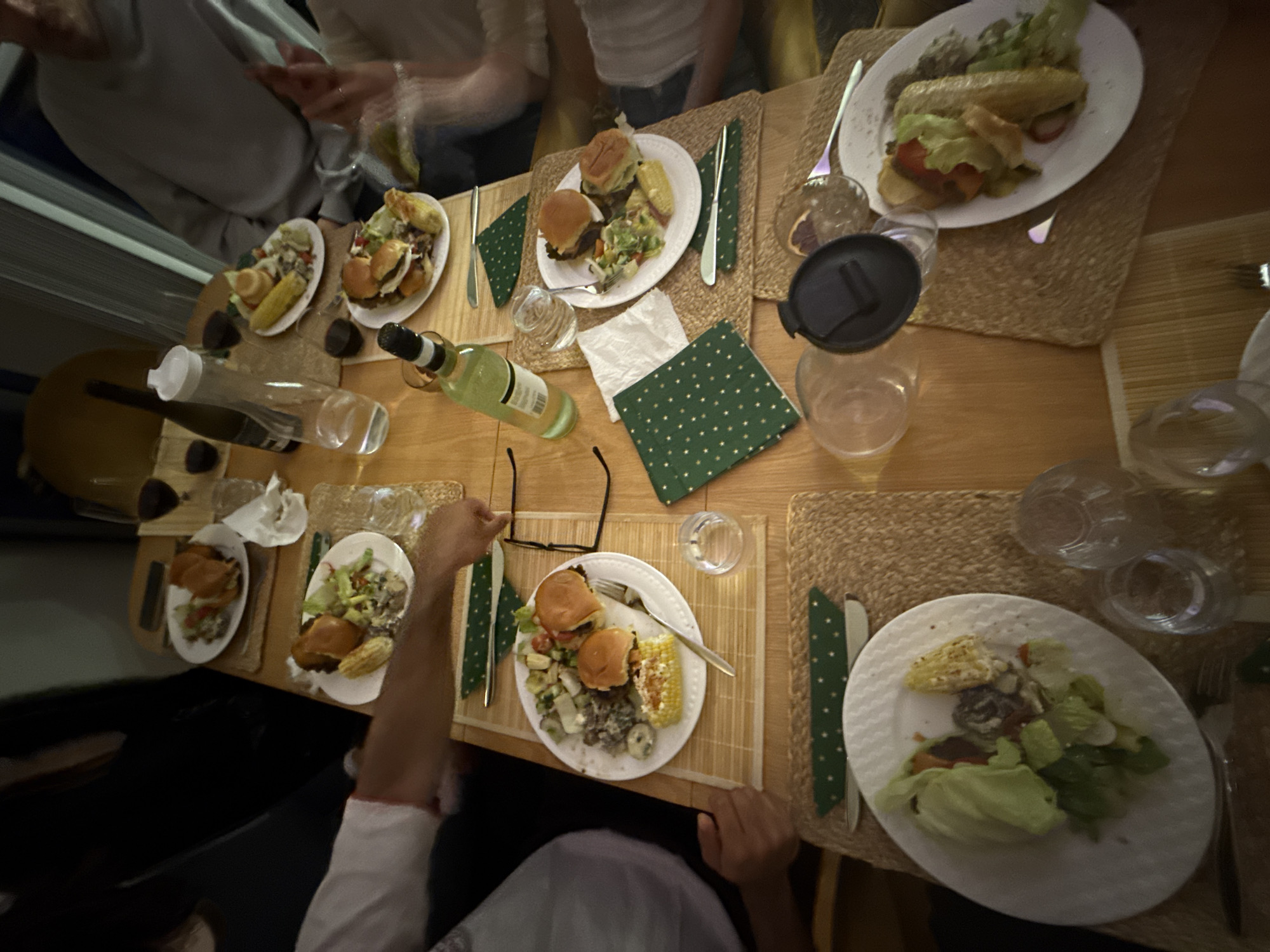 Early morning dining gathering observed in North Vancouver