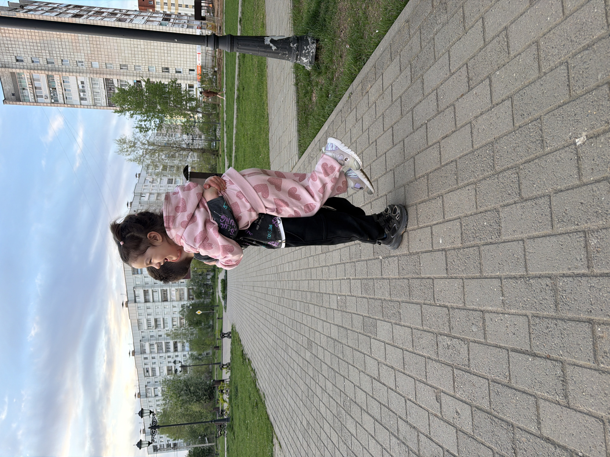 Spring afternoon life captured across Chaikovsky, Russia neighborhoods