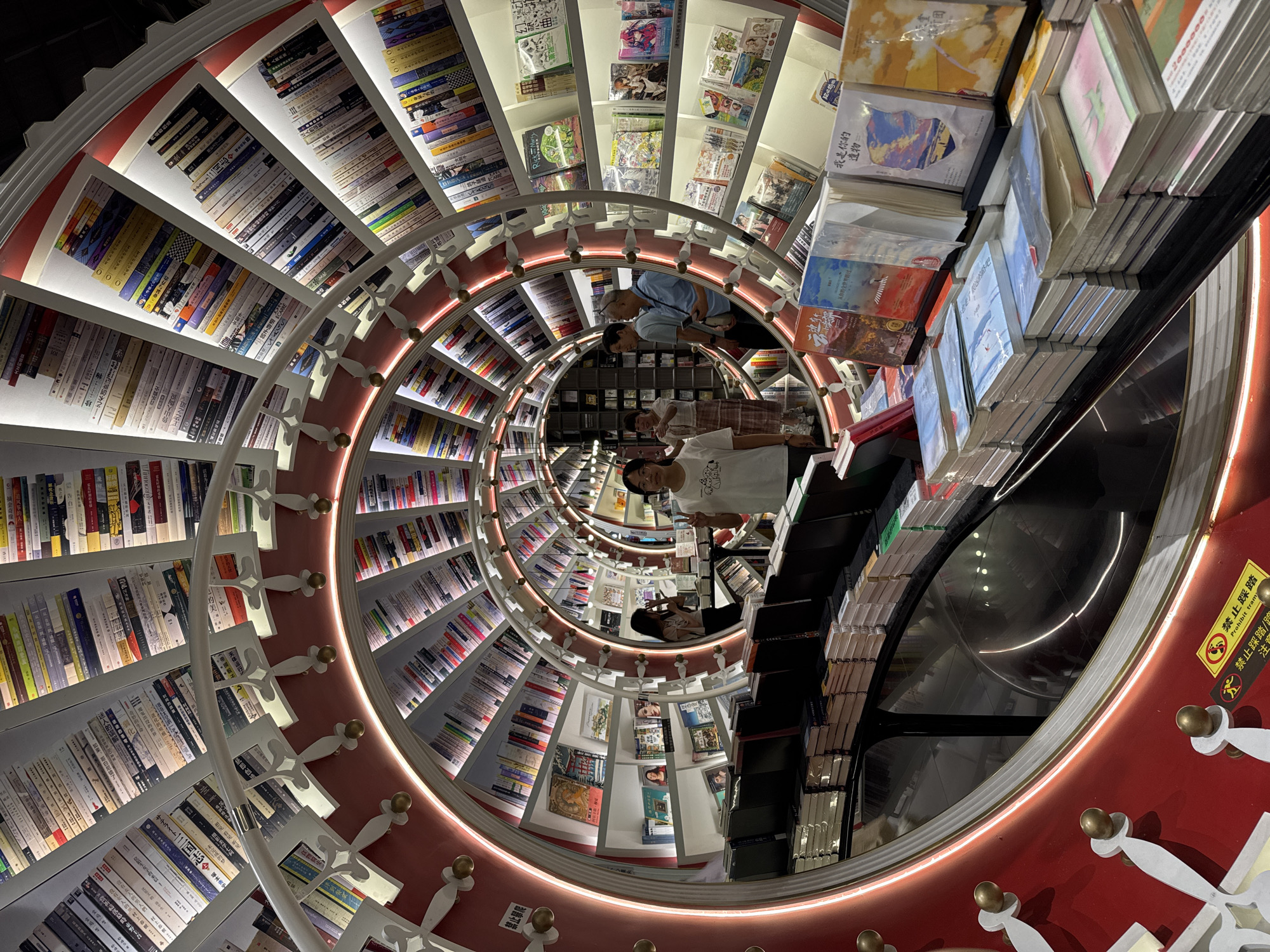 Visitors document spiral bookstore experience in Bao'an District