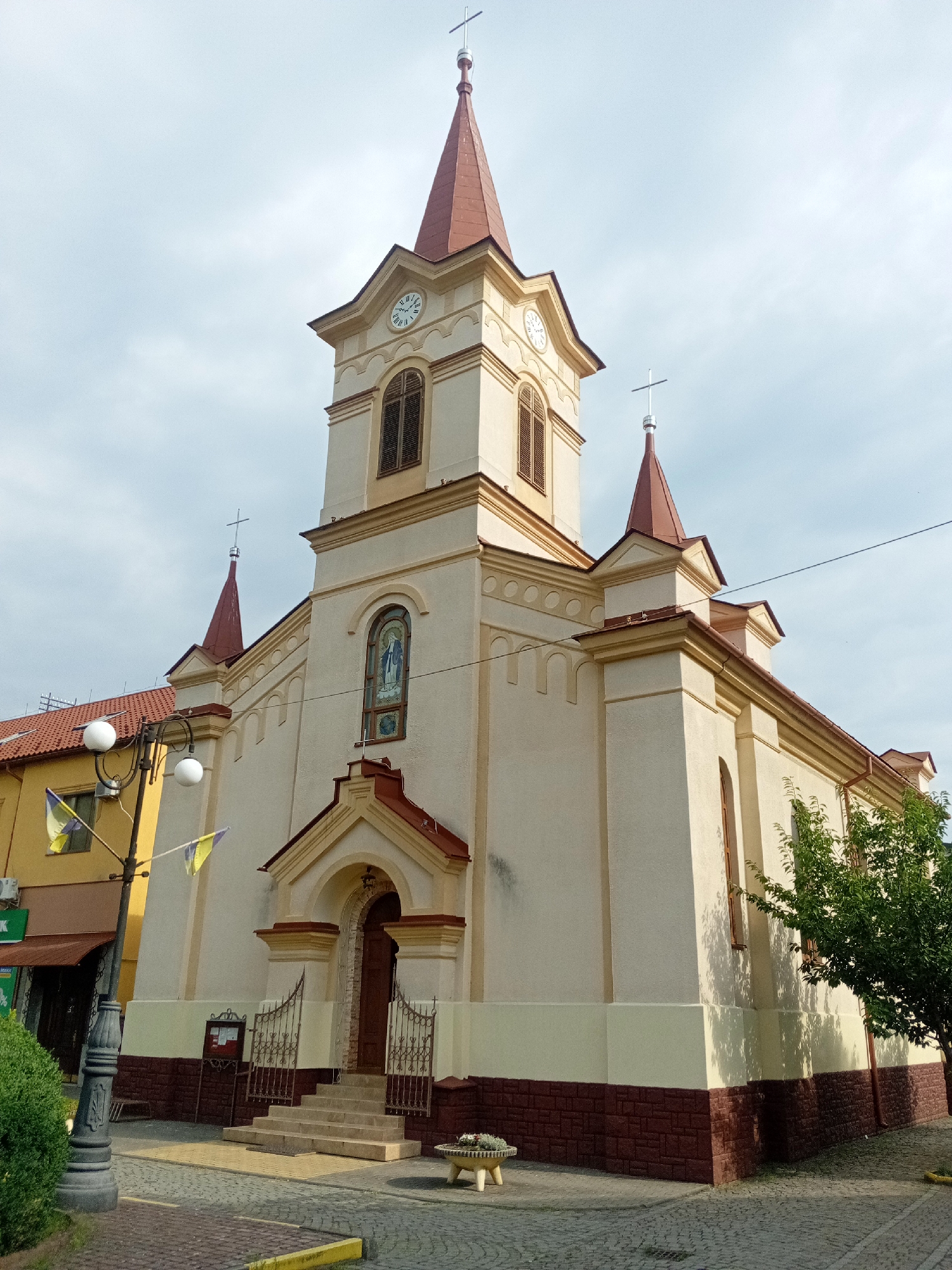 Tiachiv town center: streets, monuments, and a church