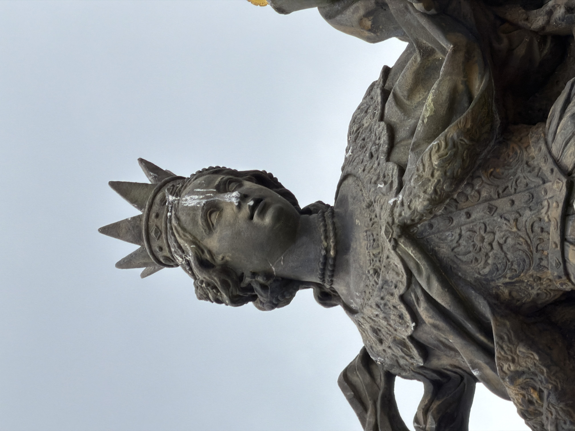 Crowned stone statue with white face marking observed in Prague