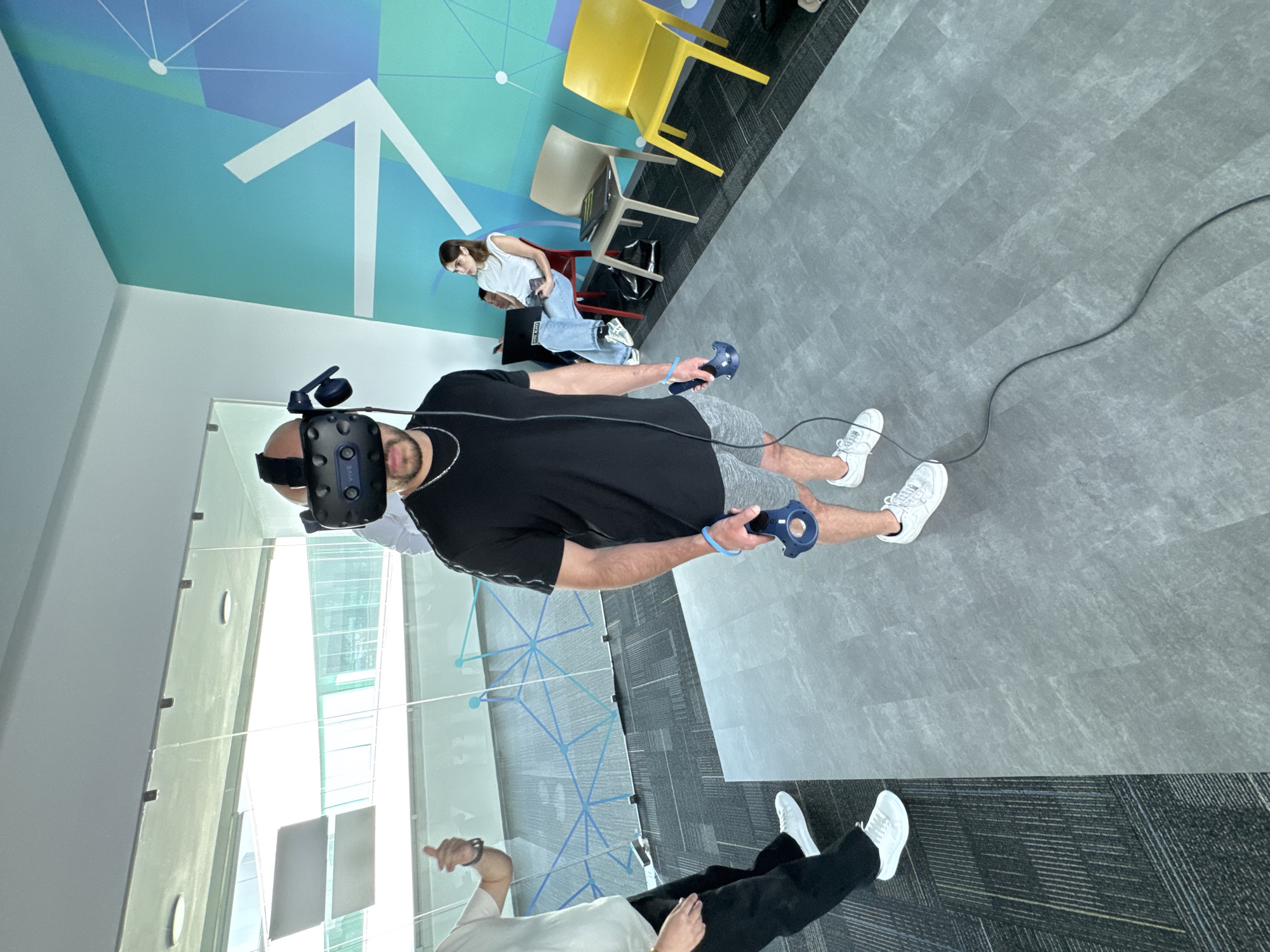 Man uses VR equipment in decorated room in Puebla