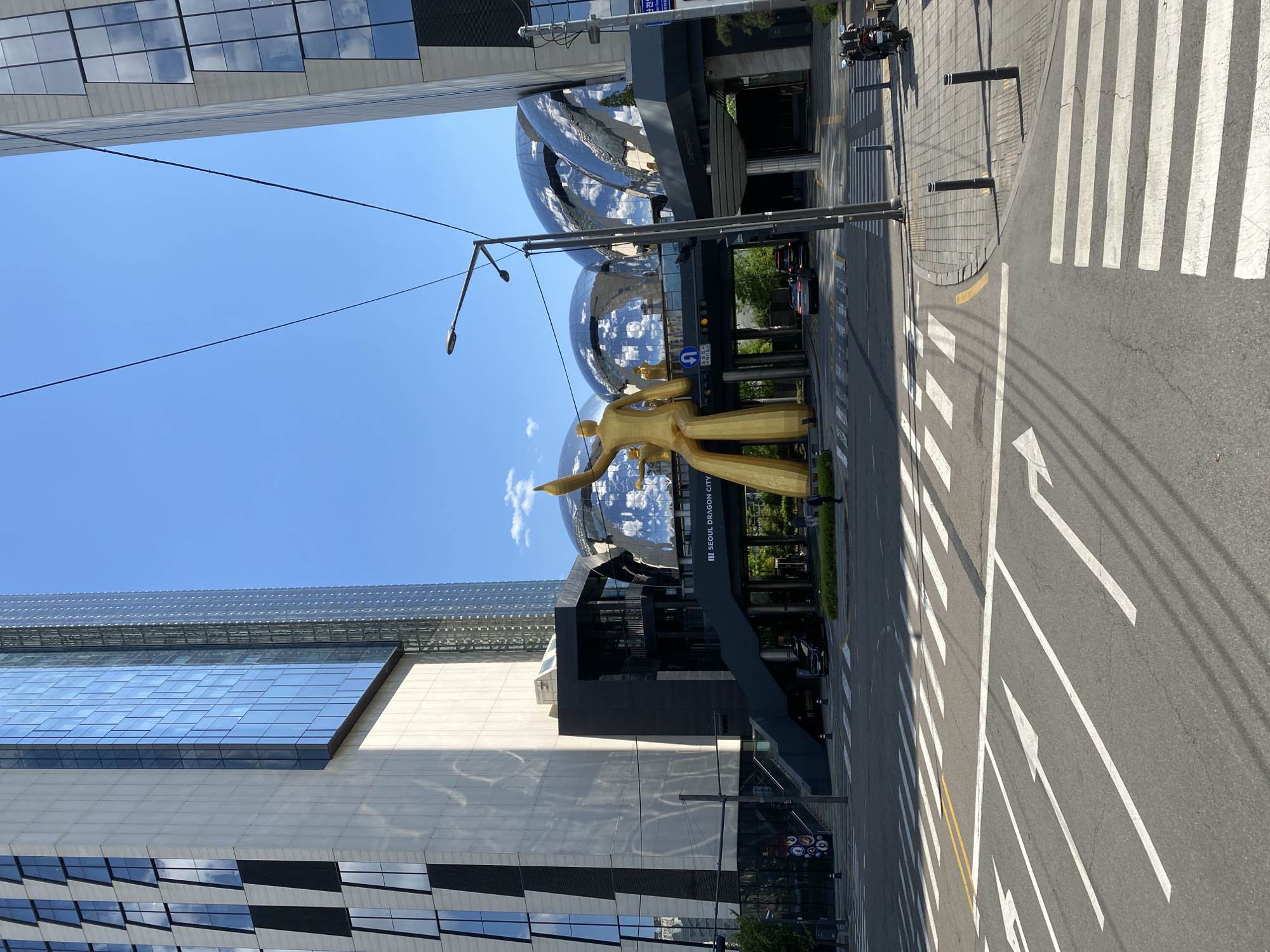 Golden statue spotted at Seoul Dragon City intersection