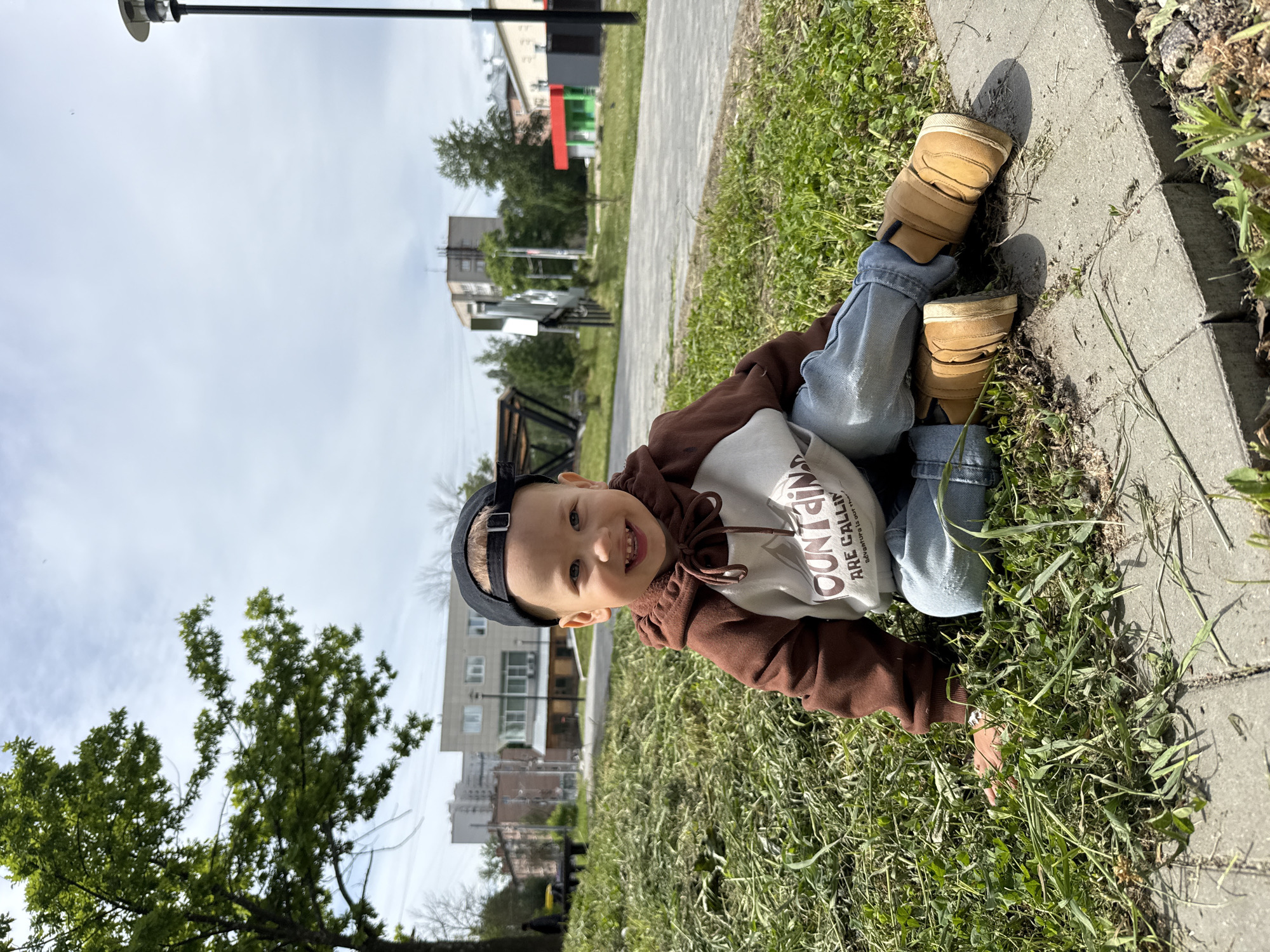 Morning life captured in Russian communities: children playing, breakfast