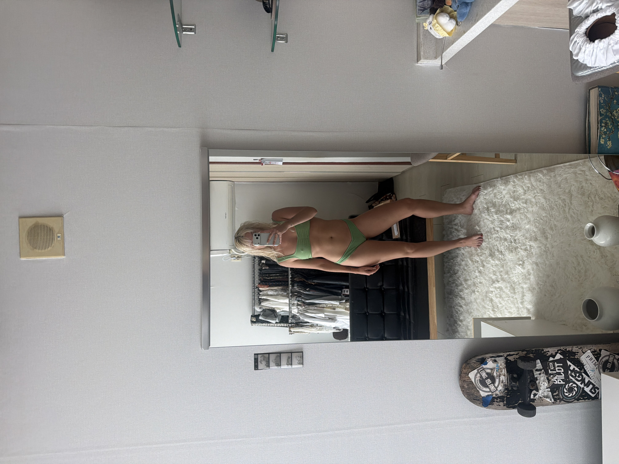 Woman documents morning beauty routine through selfies in Seoul