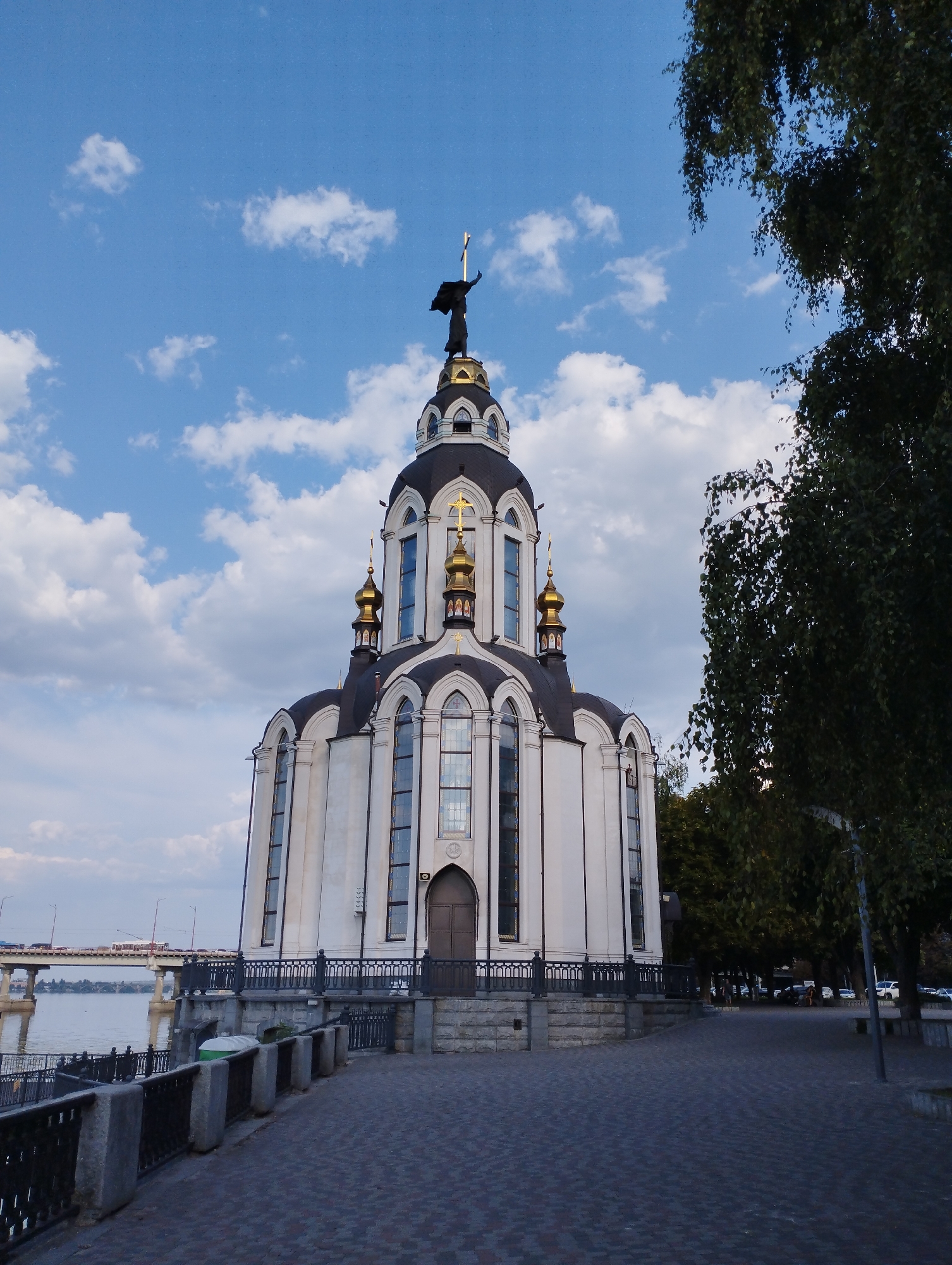 Riverside stroll past churches, bridges, and monuments