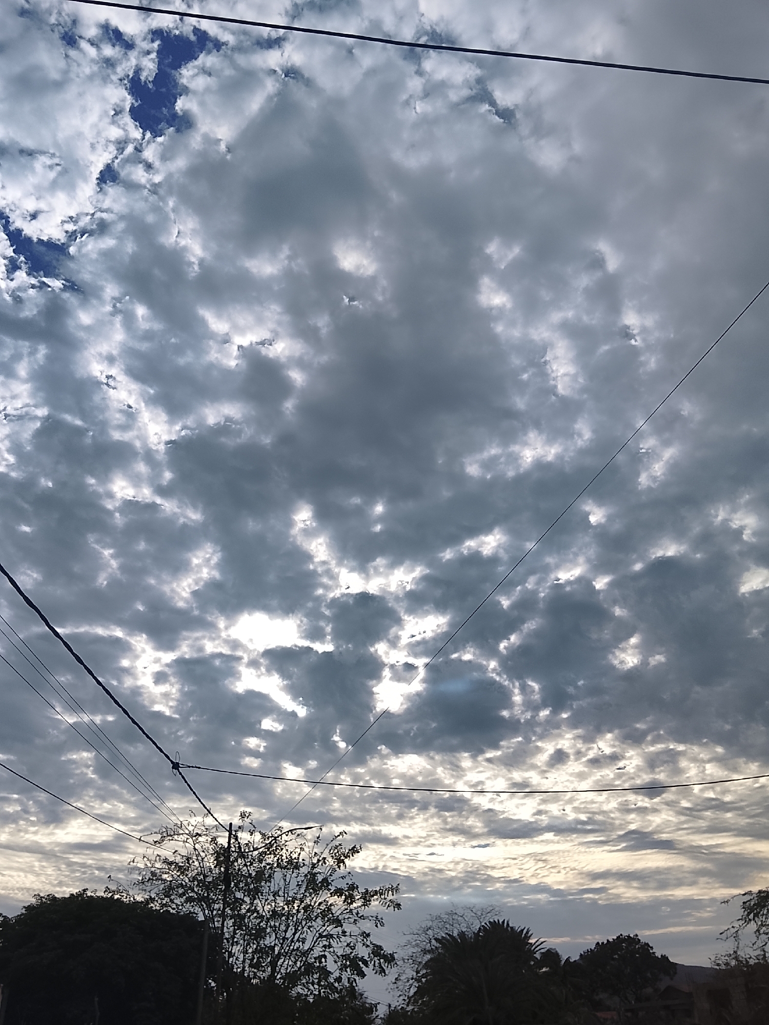 Venezuelan resident documents evening cloud formations over 11 minutes