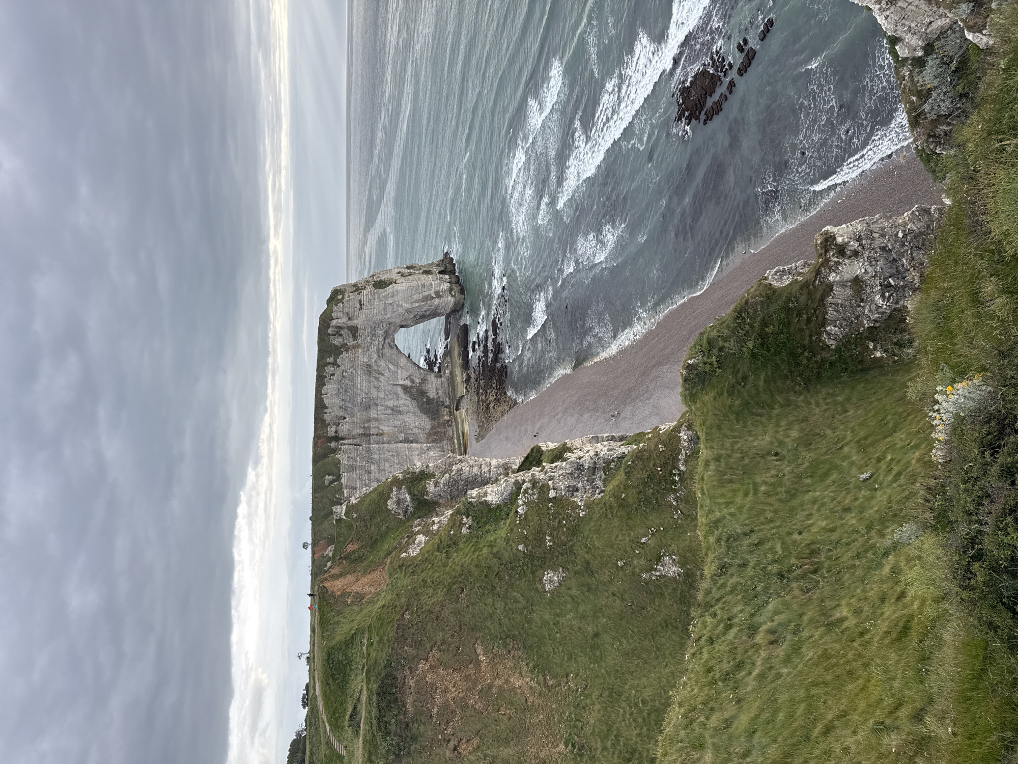 Photographer documents Étretat's dramatic coastline during evening session