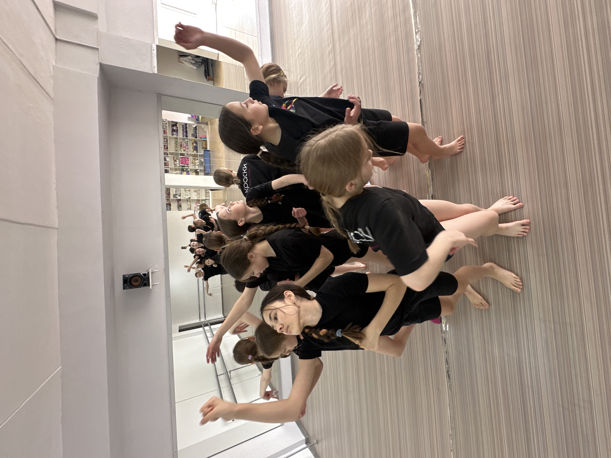 Dance classes with young students documented in Votkinsk studio