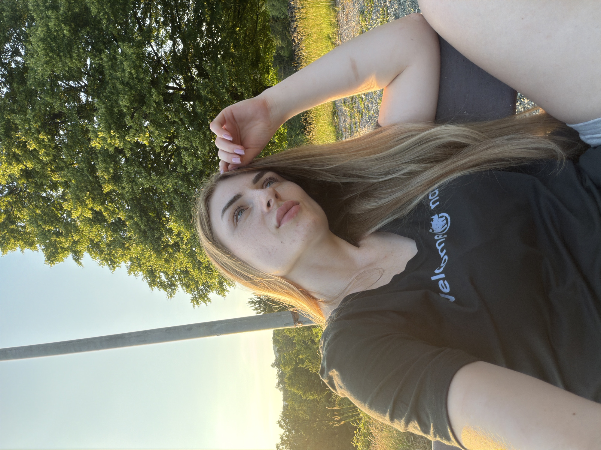 Sunny afternoon out: park benches, gravel paths, selfies.