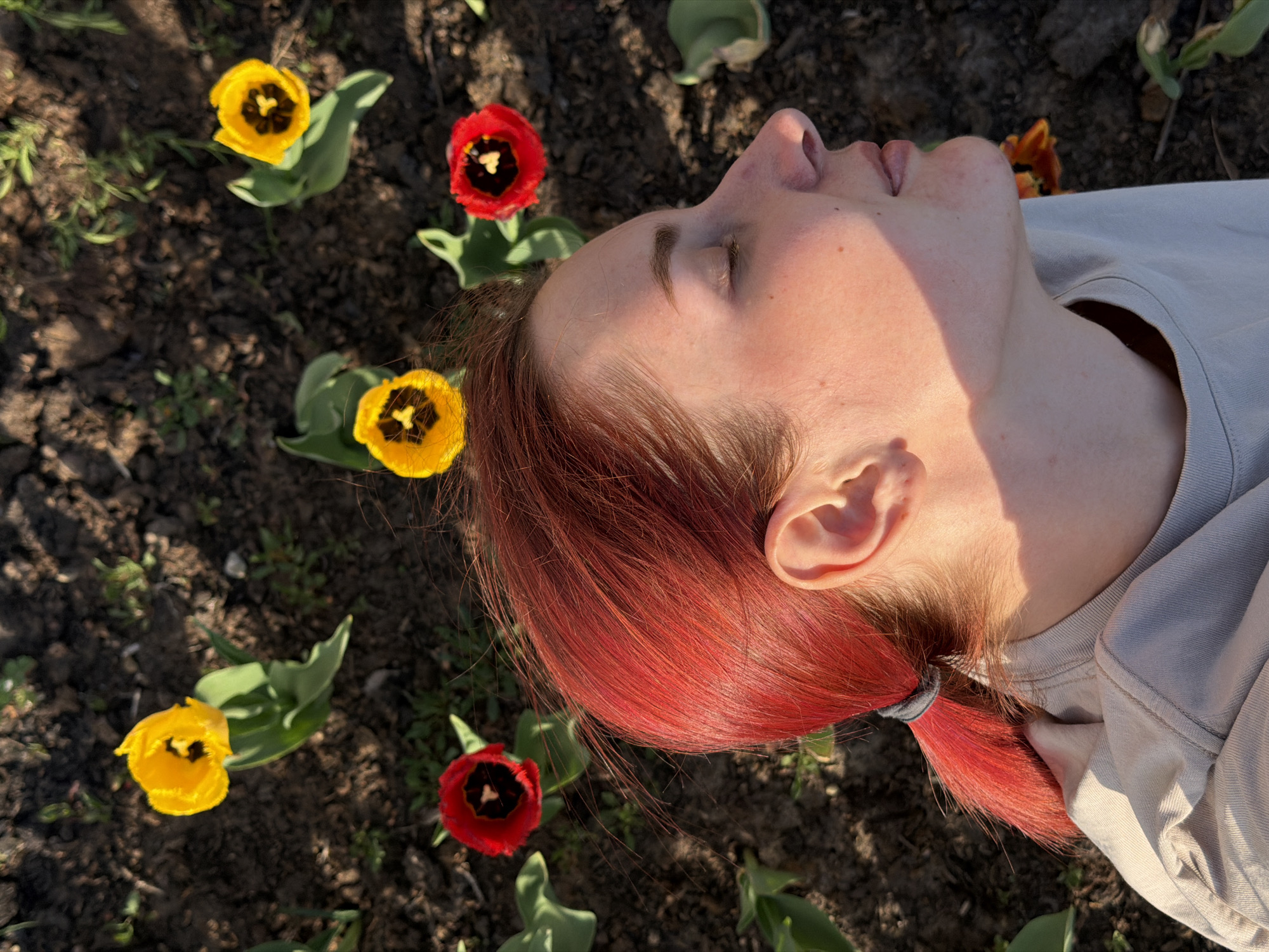 Spring afternoon leisure activities documented across Chaikovsky, Russia