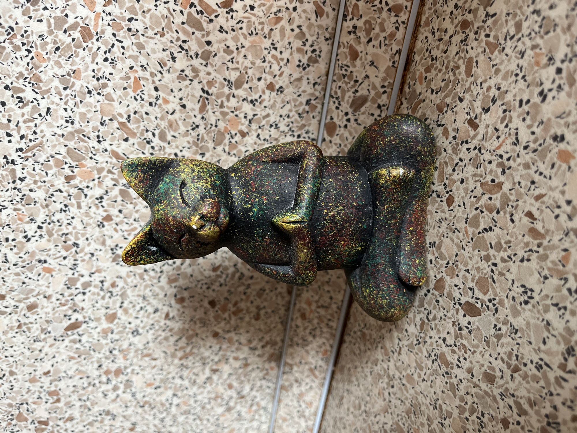 Saratov rooftops, a ceramic cat, and bathroom selfies