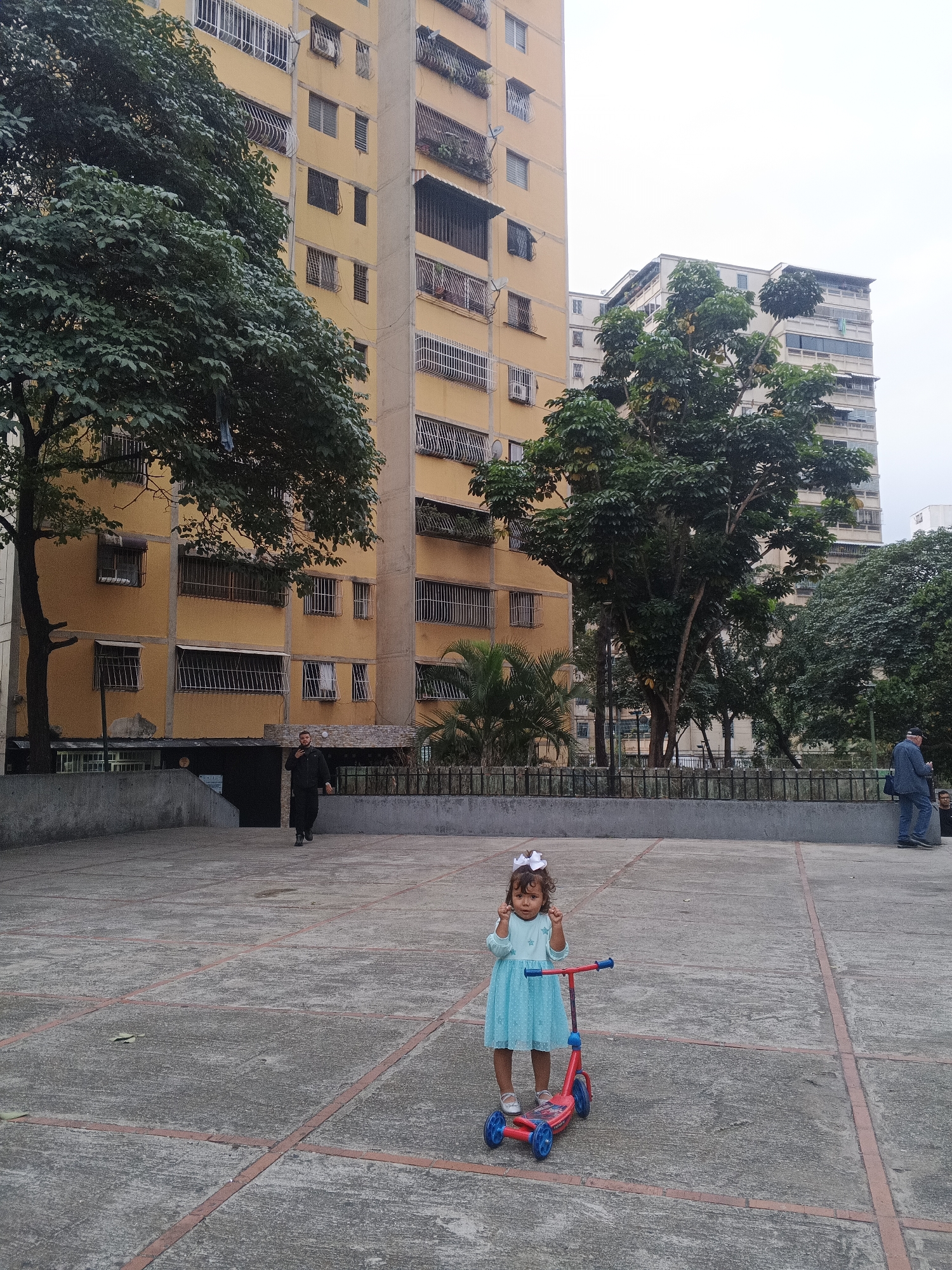 Evening moments captured across residential and historic Caracas neighborhoods