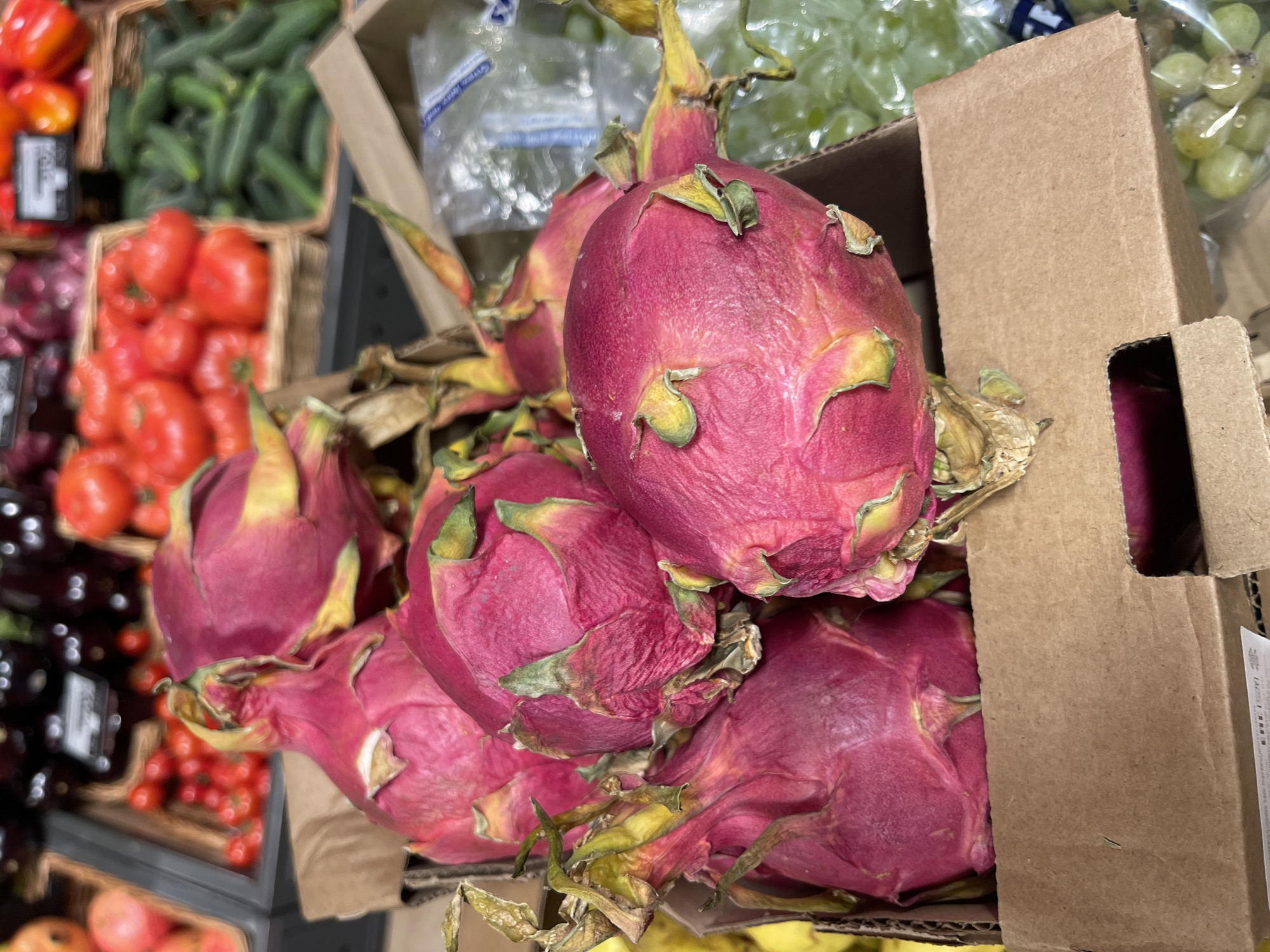 Ordinary afternoon life documented across Moscow neighborhoods and markets