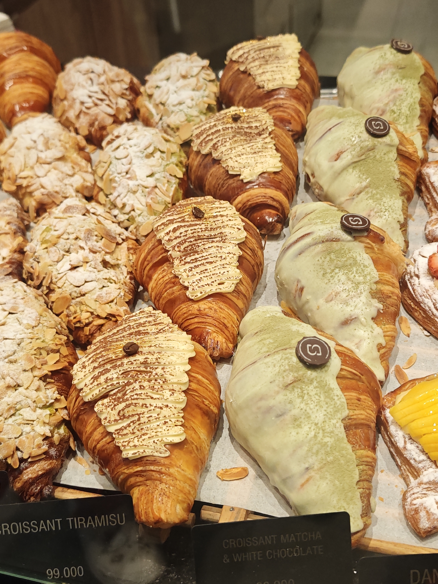 Morning food scene documented across Hanoi establishments