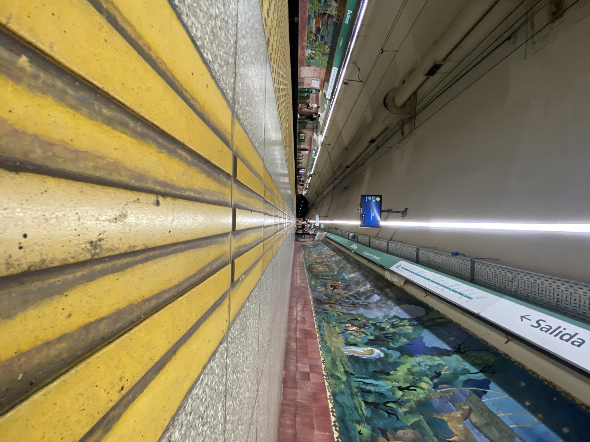 Routine Buenos Aires street and subway scenes documented