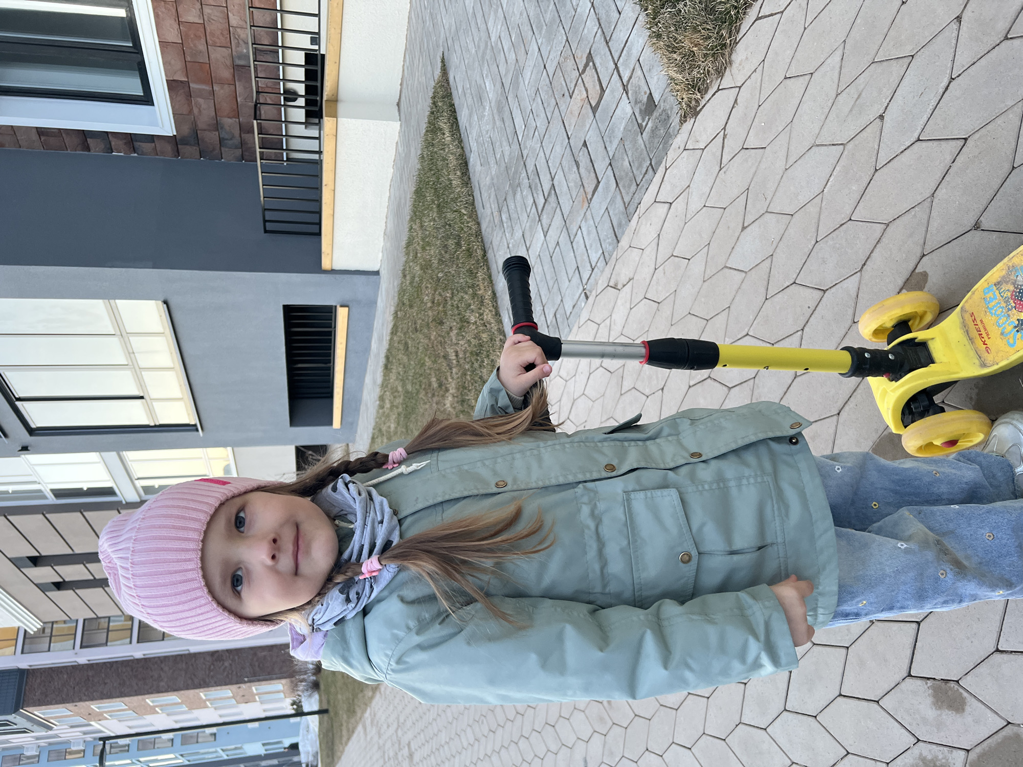 Girl with scooter spotted on walkway in Chemoshur