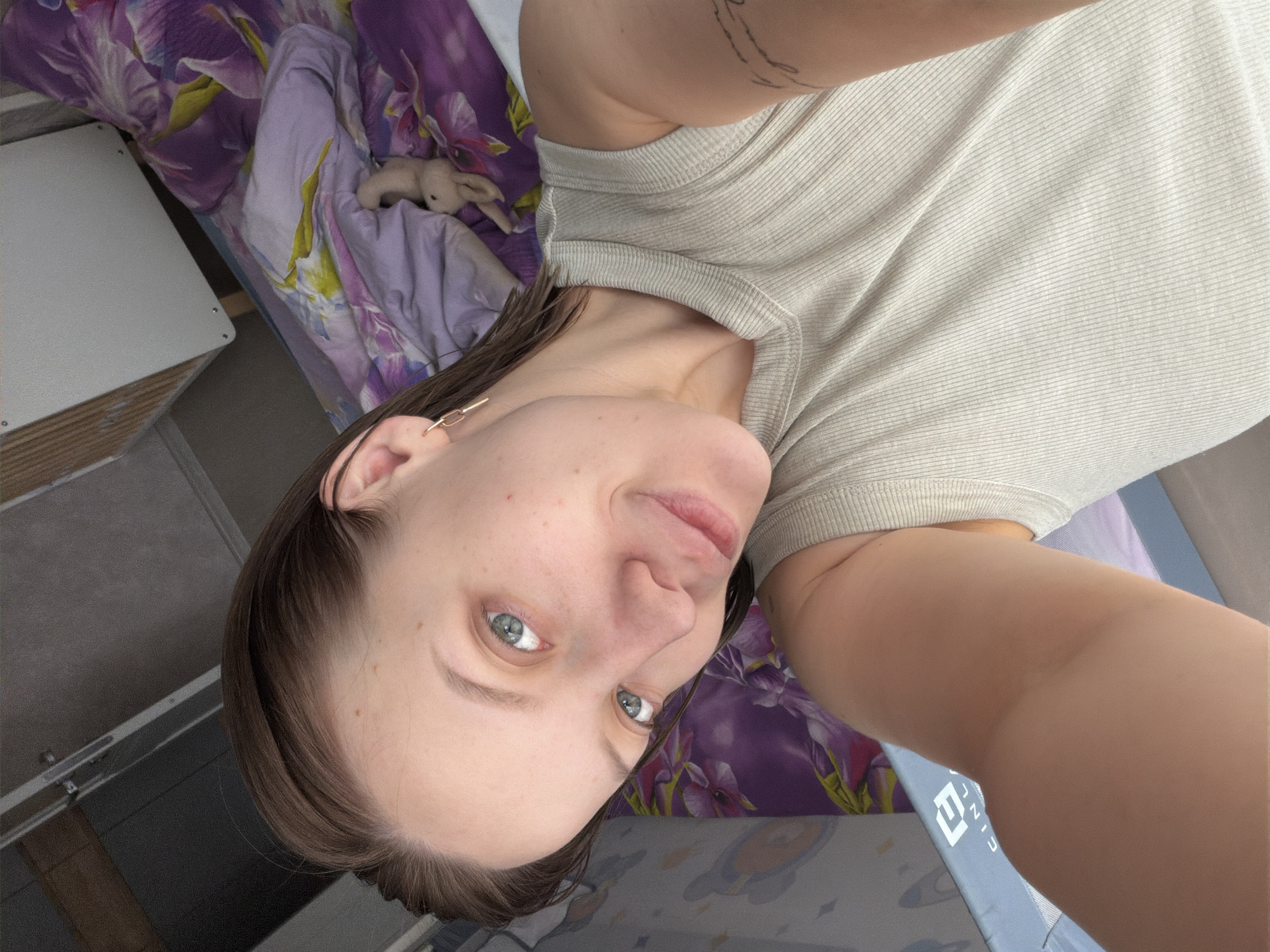 Woman documents morning routine in Reshetnikovo bedroom and bathroom