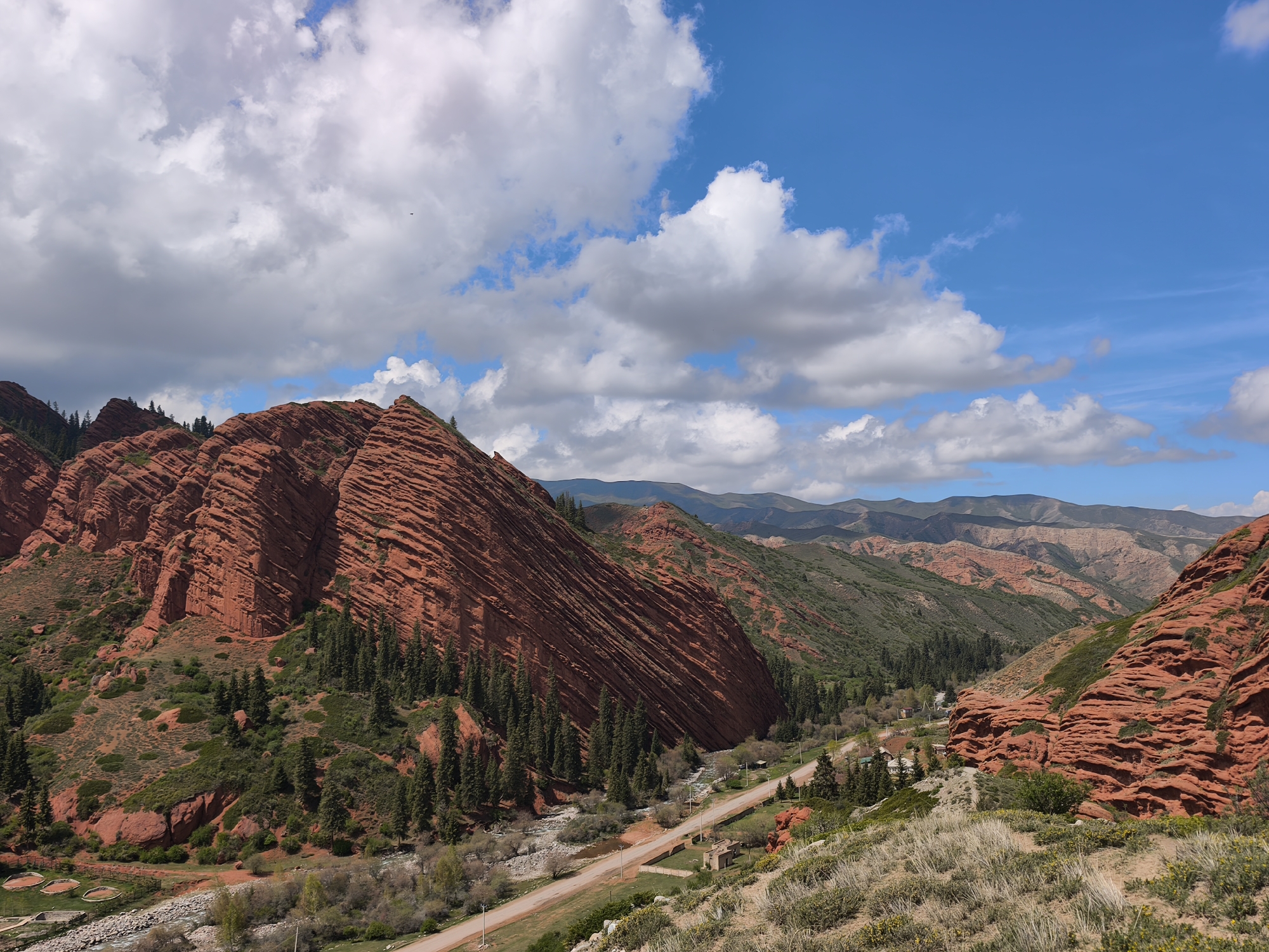 Tourist captures stunning red rock formations at Jeti-Ögüz, Kyrgyzstan