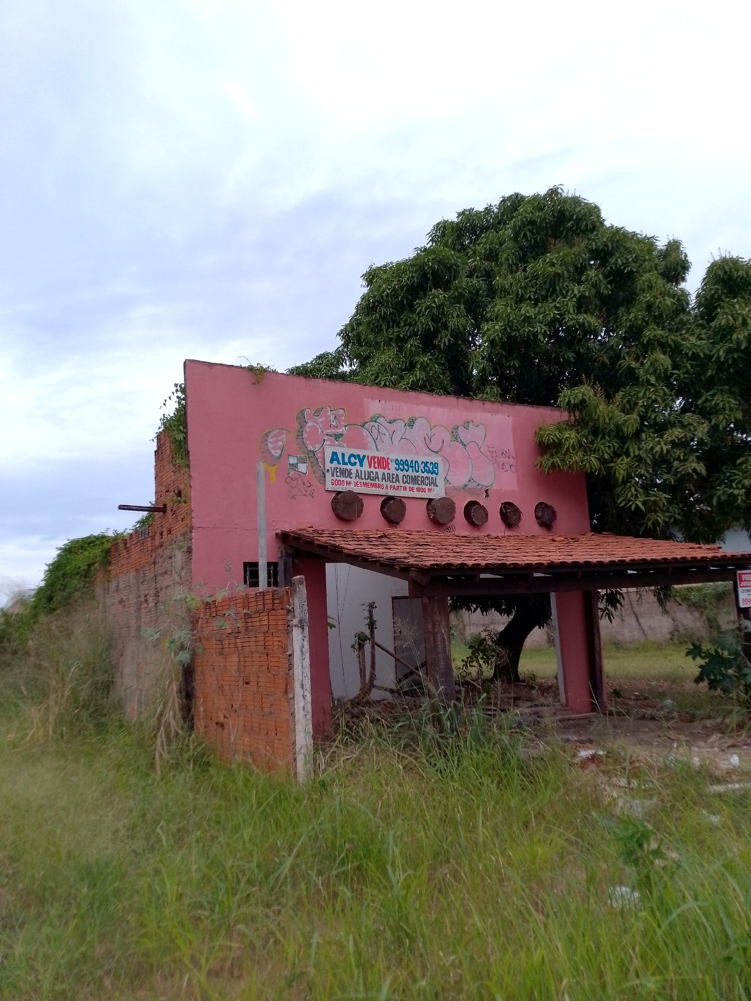 Urban decay and infrastructure documented in Cuiabá, Brazil