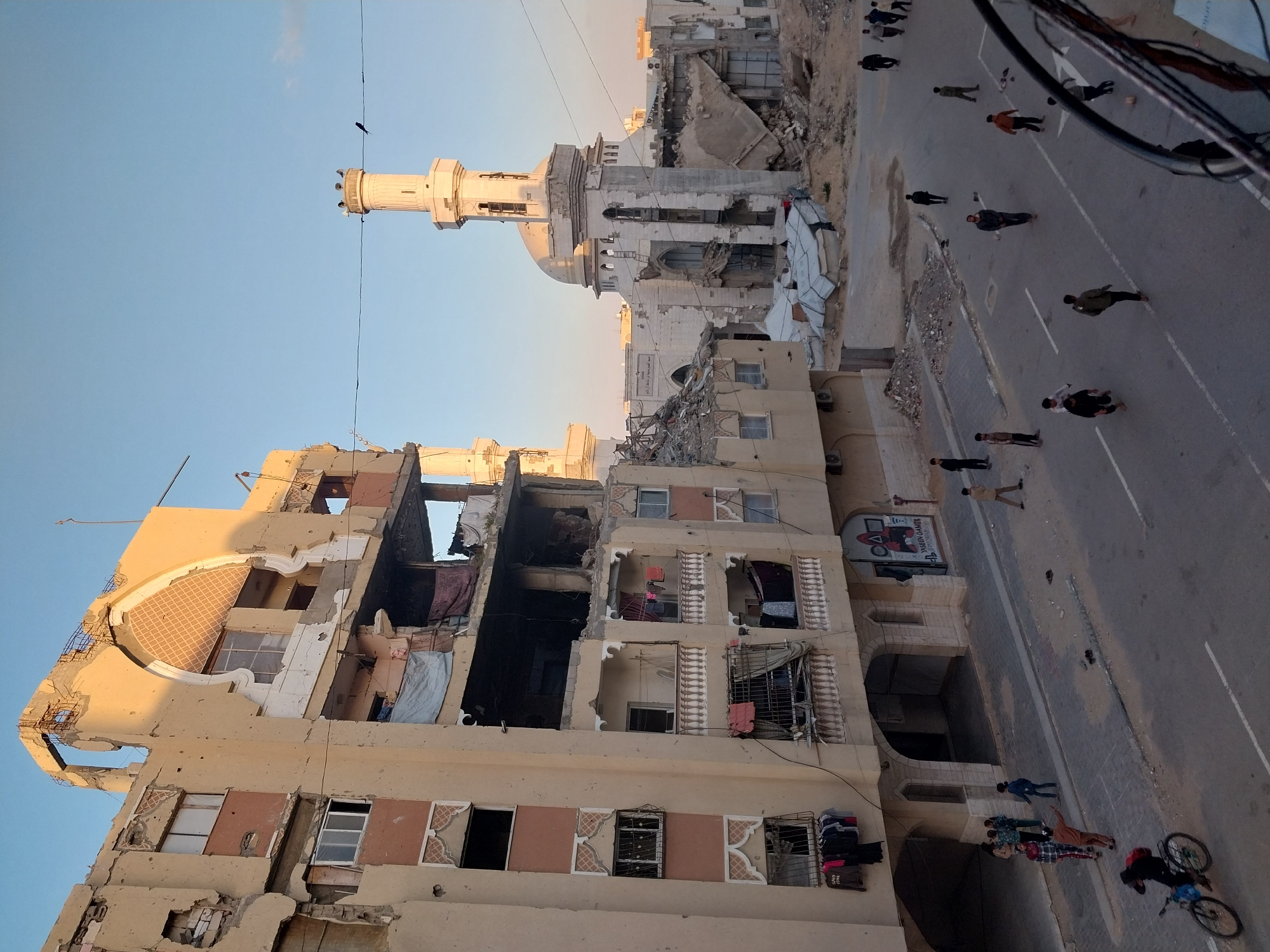 Witnesses document extensive building damage in Khan Yunis streets