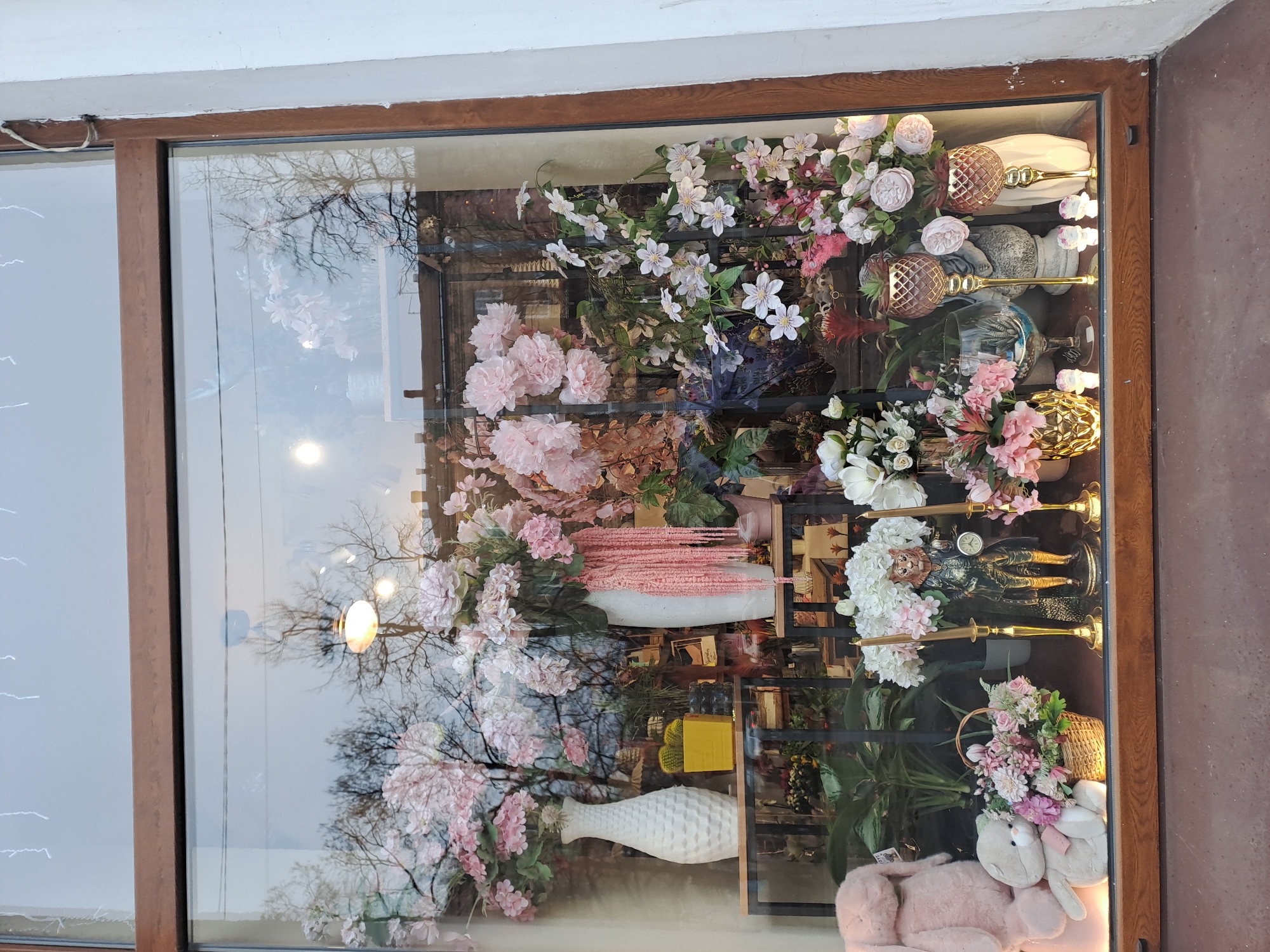 Storefront displays and sushi mural spotted in Russian town