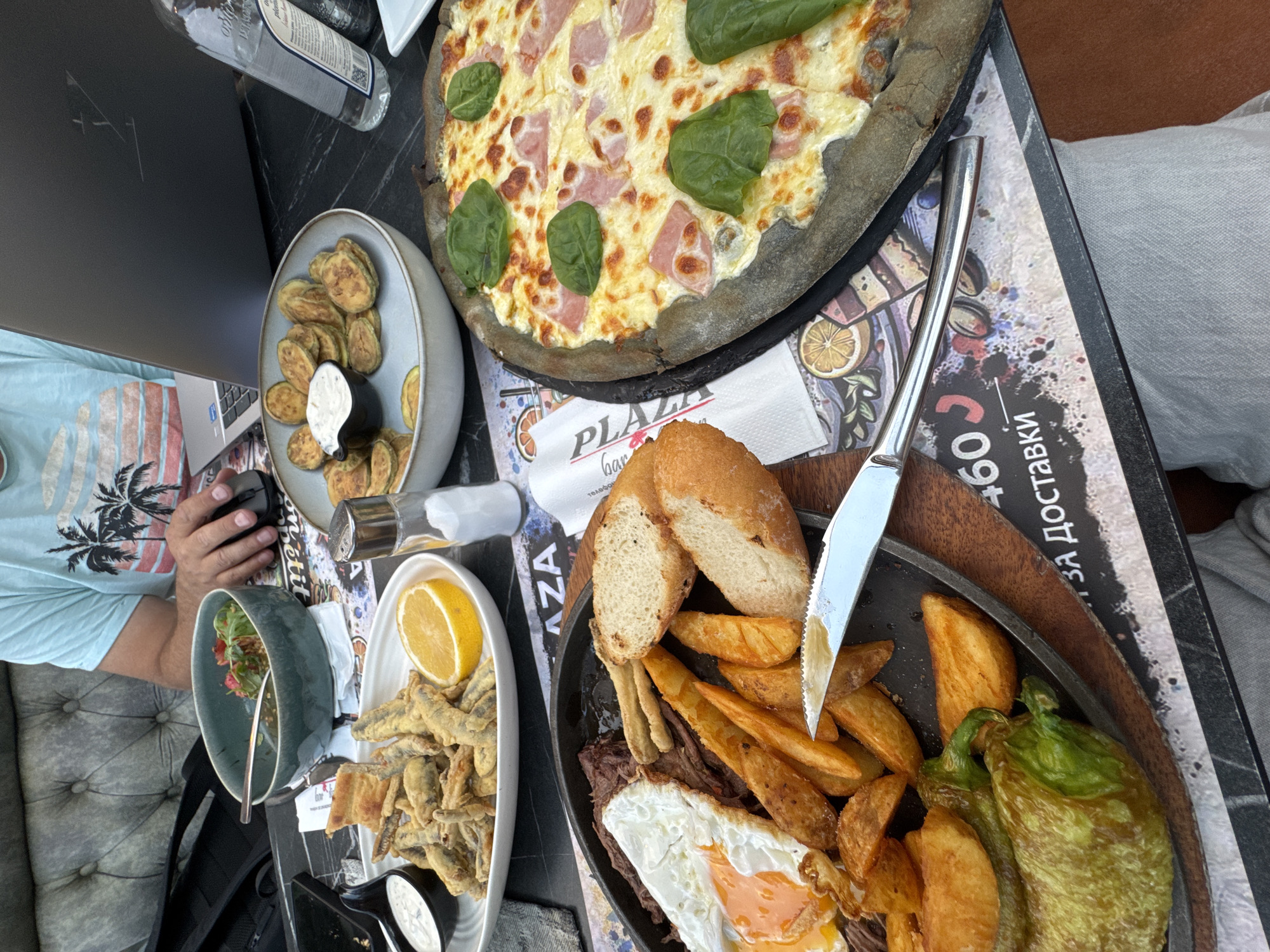 Afternoon around Haskovo's center — food, fountain, and a café