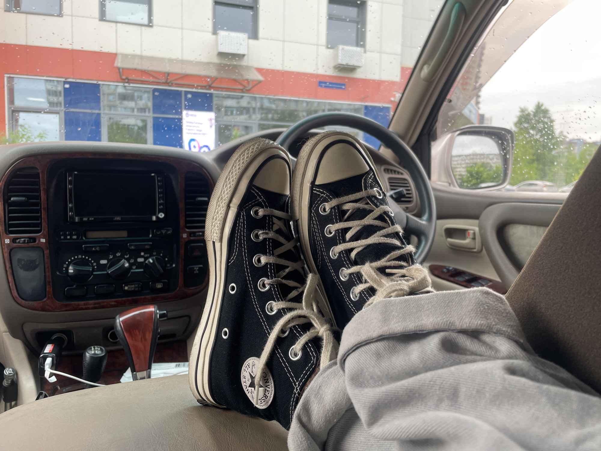 Casual morning around Khabarovsk, from parked cars to a clinic entrance
