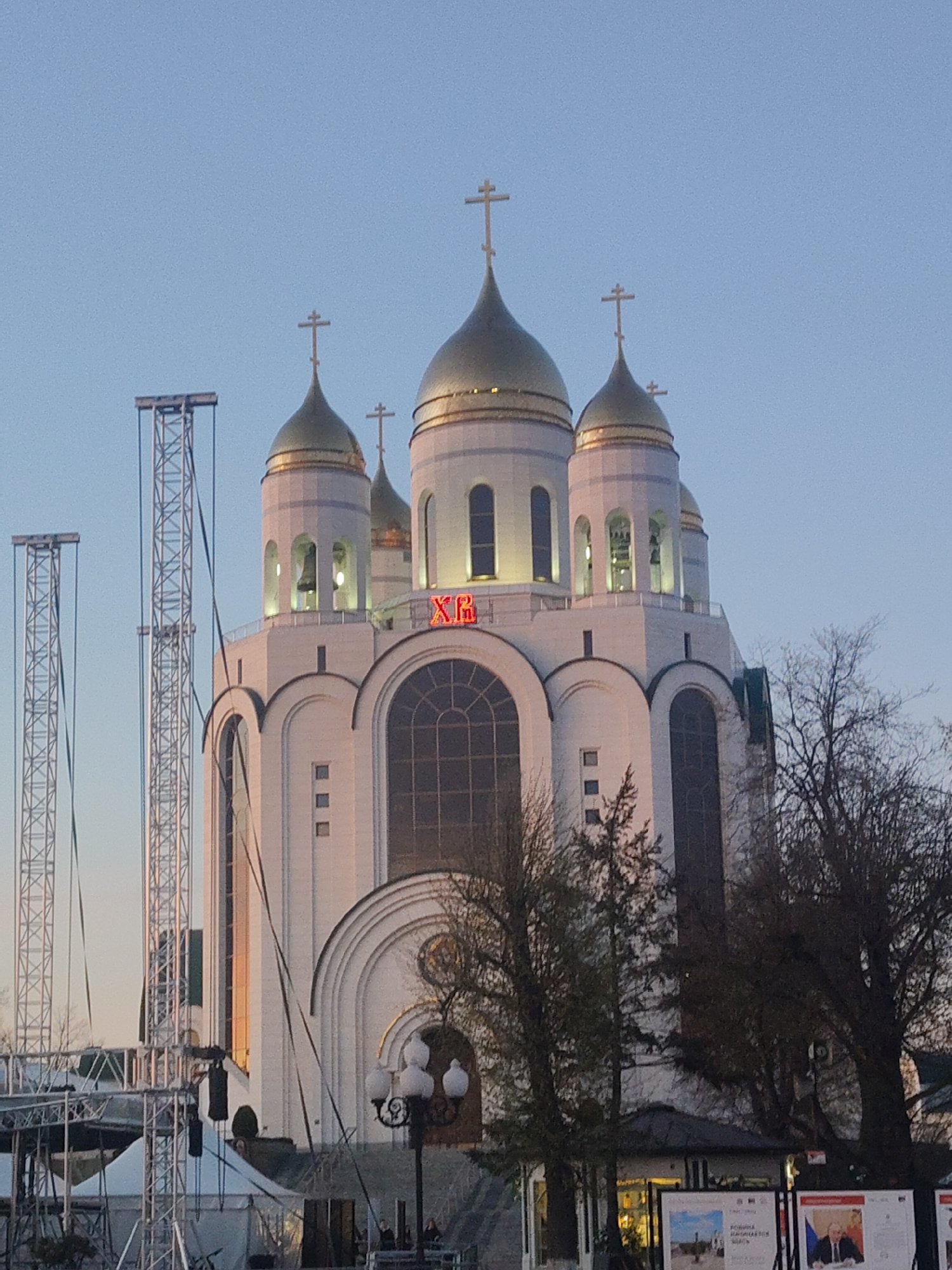 Evening scenes documented in Russian city with Orthodox church