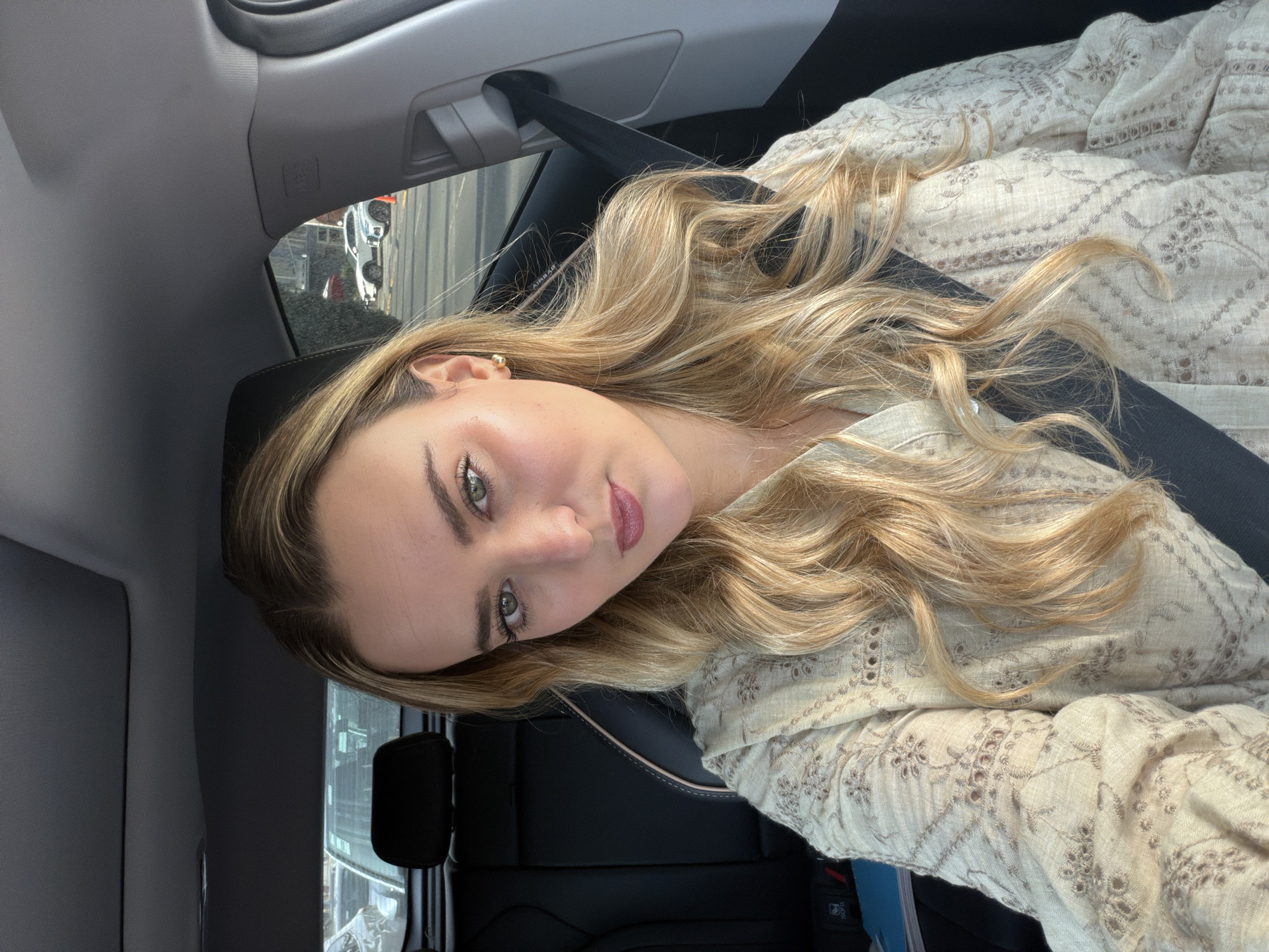 Blonde woman observed in moving car in Puebla