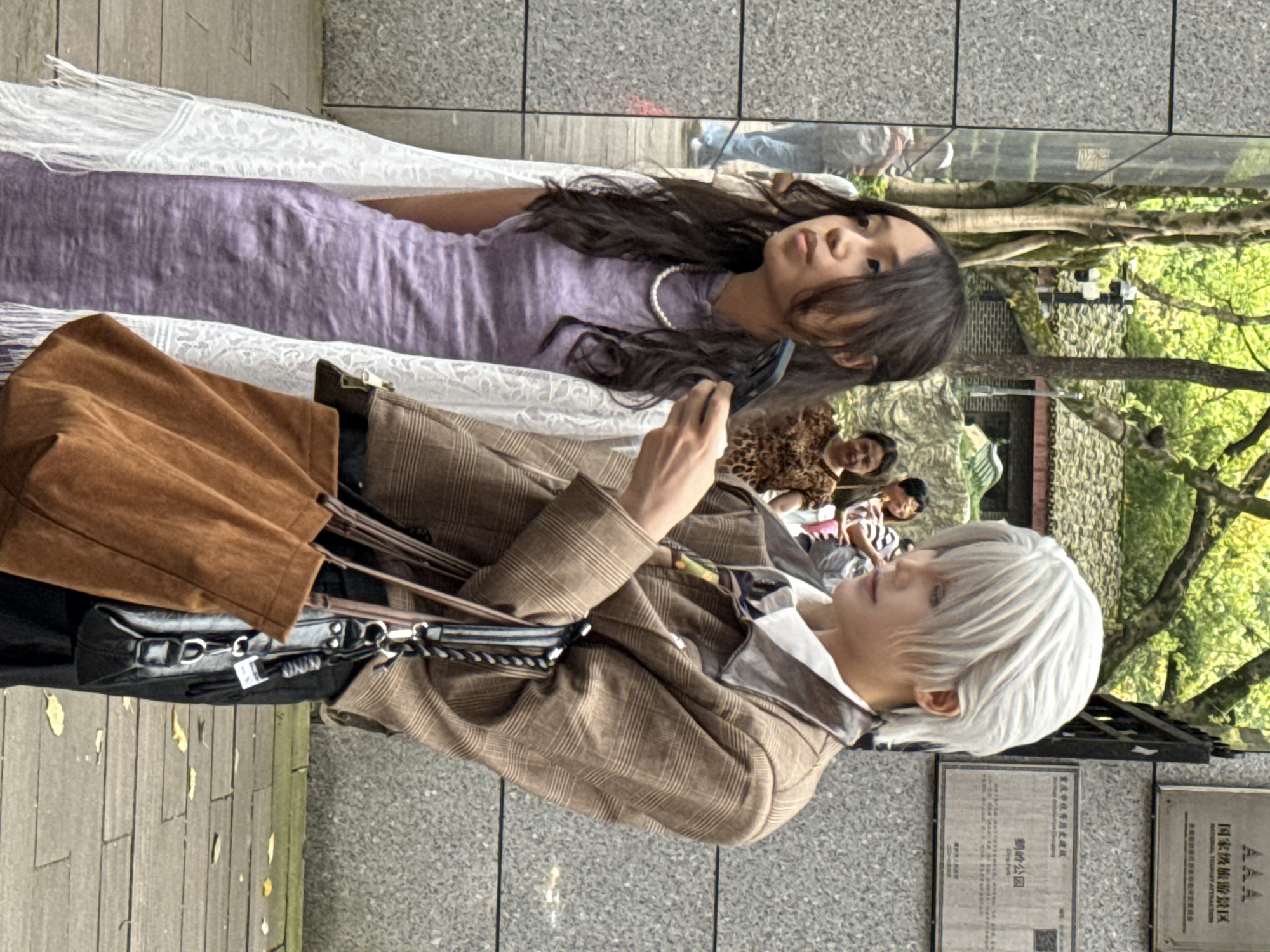Sunday morning scenes captured across Yuzhong District walkways