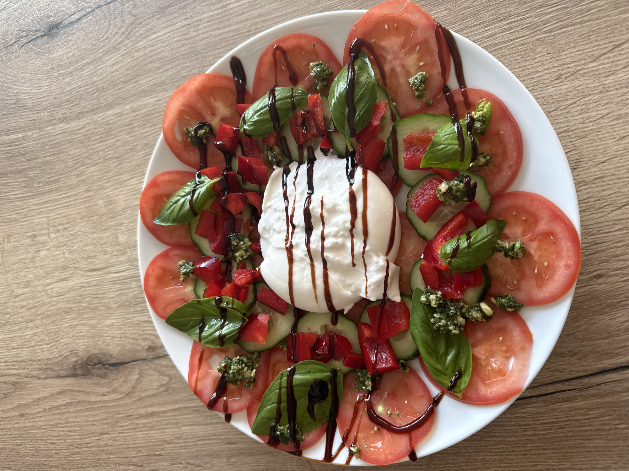 Circular tomato salad documented in Pétange, Luxembourg