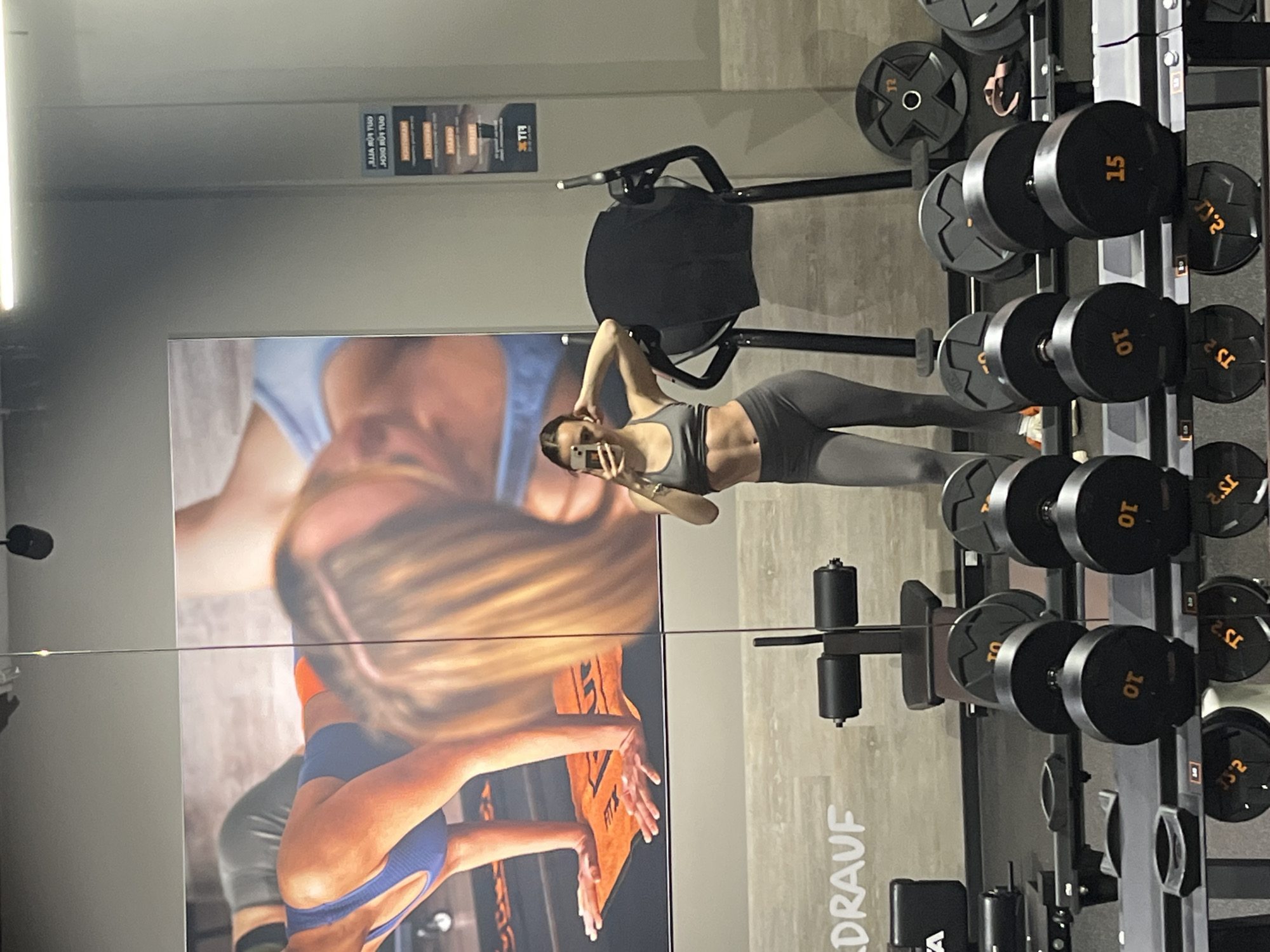 Woman takes gym selfie in Saarbrücken fitness studio
